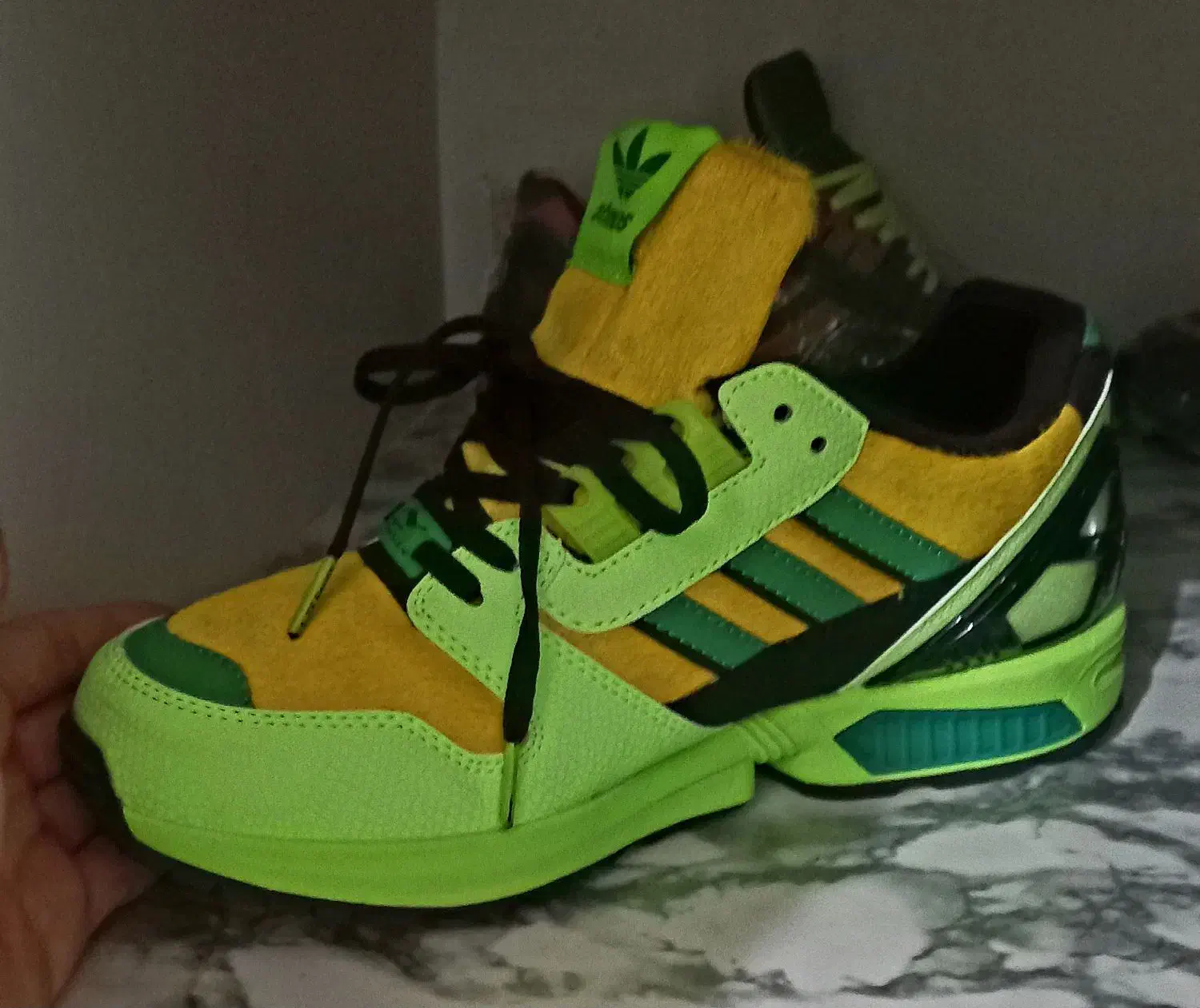 کتونی zx ۴۲|کیف، کفش، کمربند|ری, شهادت|دیوار