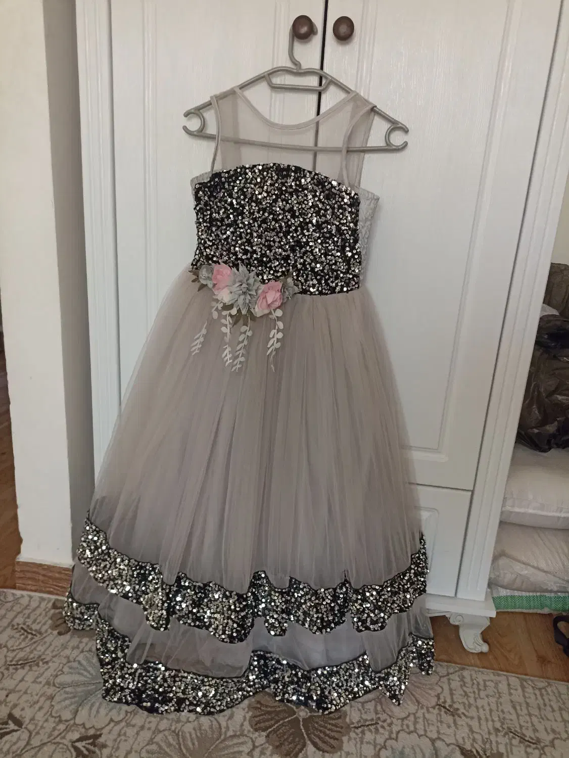 پیراهن مجلسی|کفش و لباس بچه|صومعه‌سرا, |دیوار