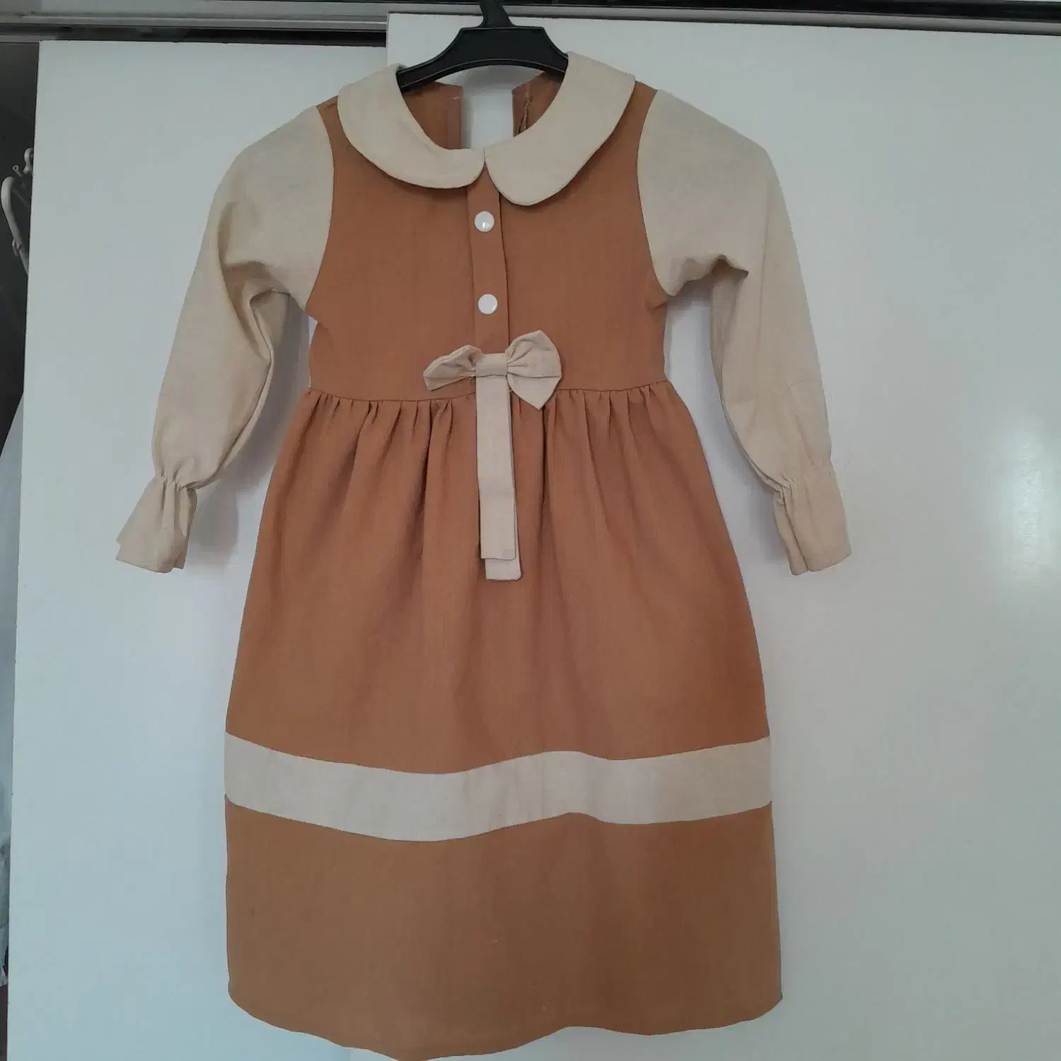 تعدادی لباس|کفش و لباس بچه|خوی, |دیوار