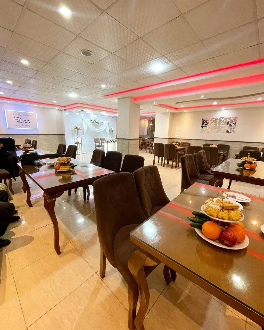 سالن شیک برای جشن و مراسمات|خدمات پذیرایی، مراسم|رشت, معلم|دیوار