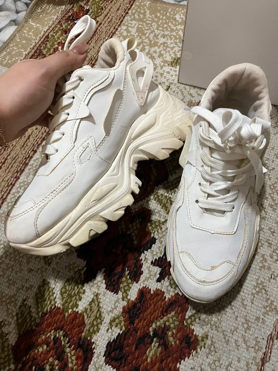 کتونی سفید زنانه|کیف، کفش، کمربند|رشت, فلسطین|دیوار