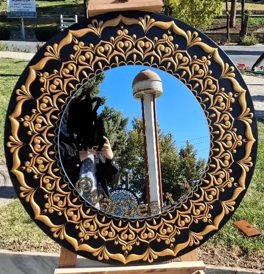 آینه گرد|آینه|تهران, فلسطین (میدان انقلاب)|دیوار