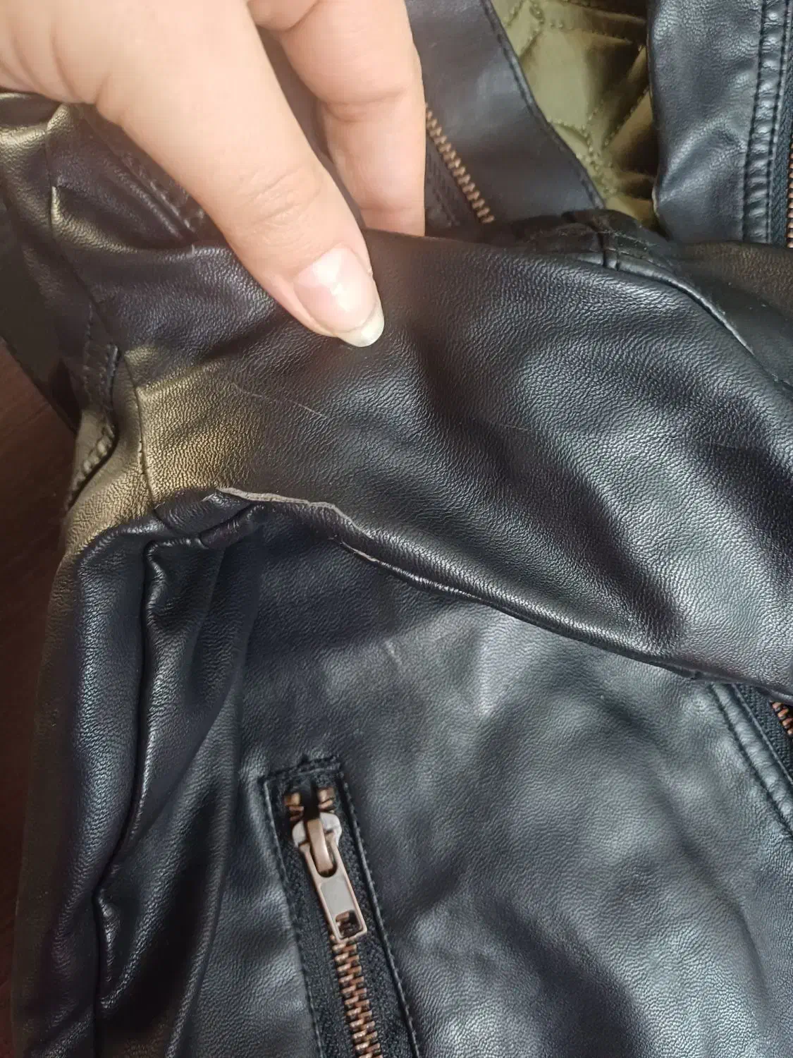 کاپشن چرم پسرانه مارک کتن مناسب 3تا 5سن|کفش و لباس بچه|تهران, نازیآباد|دیوار