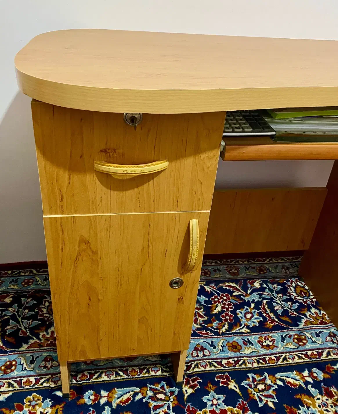 میز کامپیوتر و تحریر به همراه صندلی چرخدار گردان|میز تحریر و کامپیوتر|تربتحیدریه, بوستان باغ ملی|دیوار