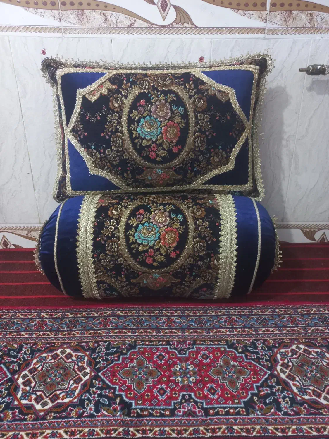 بالشت وپشتی|رختخواب، بالش، پتو|چرام, |دیوار