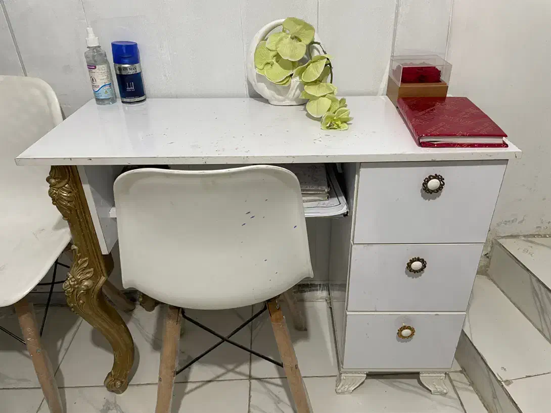 میز ناخن سفید طلایی در حد نو|آرایشگاه و سالن‌های زیبایی|رشت, حمیدیان|دیوار