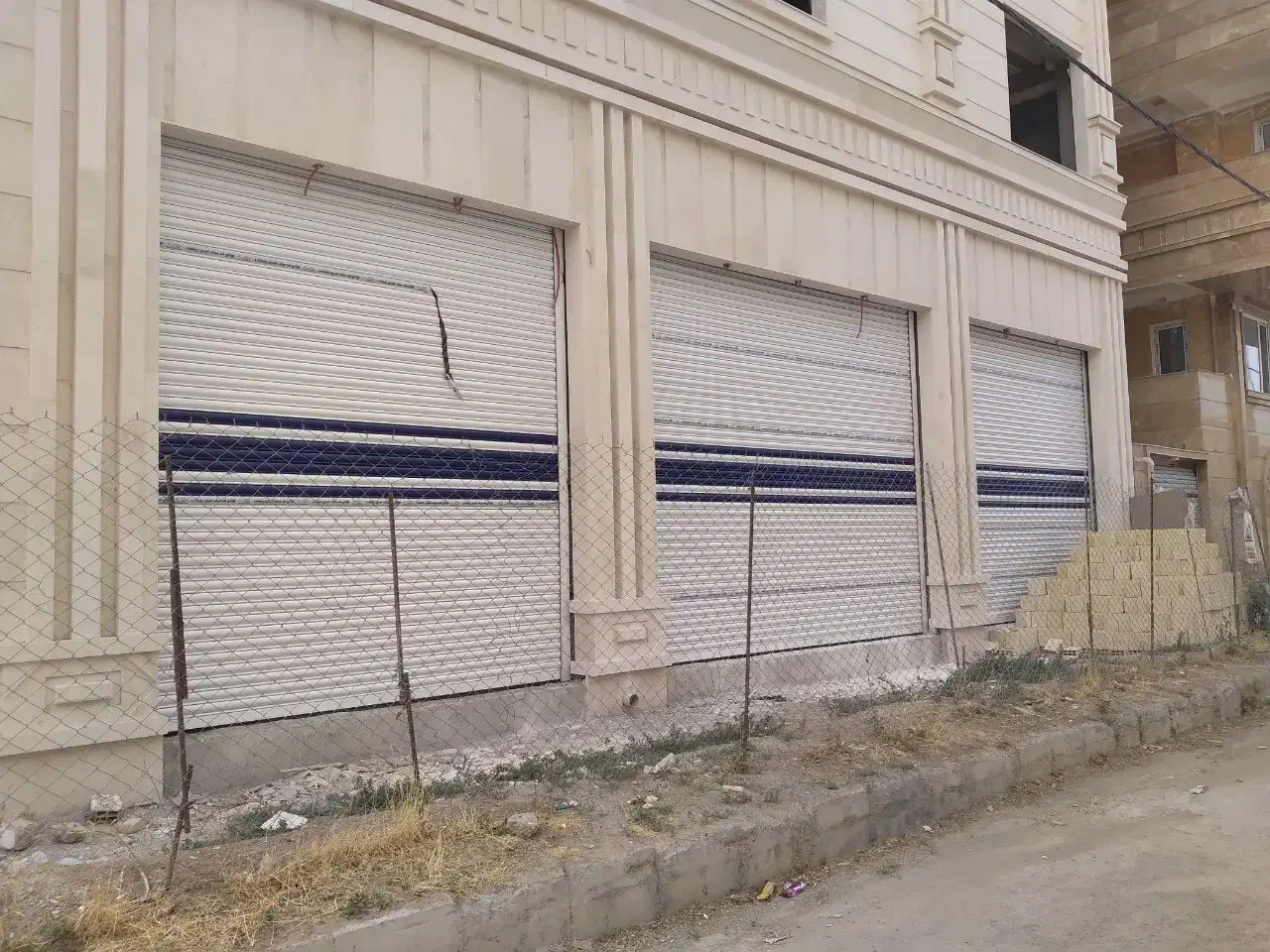 تیغه فولادی کرکره برقی رنگ سفید9017 و رنگ آبی5002|مصالح و تجهیزات ساختمان|کرمانشاه, |دیوار