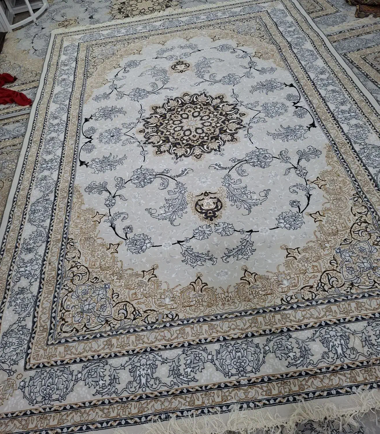 دوعدد فرش ۹ متری نو فقط از پلاستیک فقط عکس گرفتم|فرش|باغ ملک, |دیوار