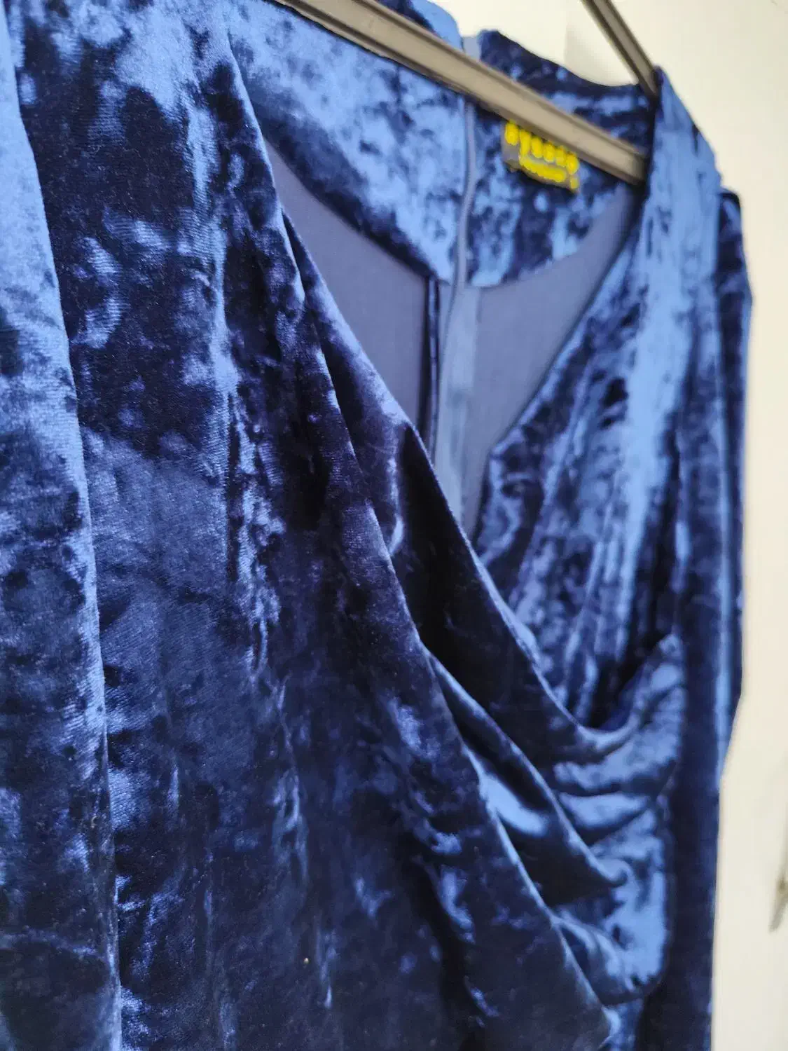 لباس مجلسی|لباس|رشت, رشتیان|دیوار