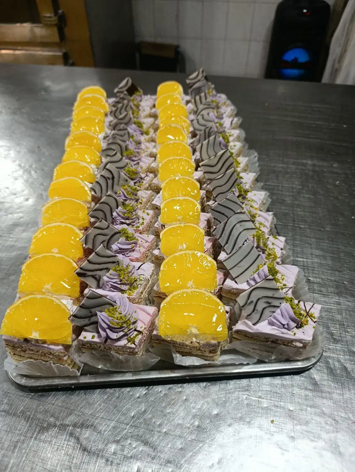 کارگاه تولیدی شیرینی تر و دسر و کیک تولد|خدمات پذیرایی، مراسم|فولادشهر, B1|دیوار