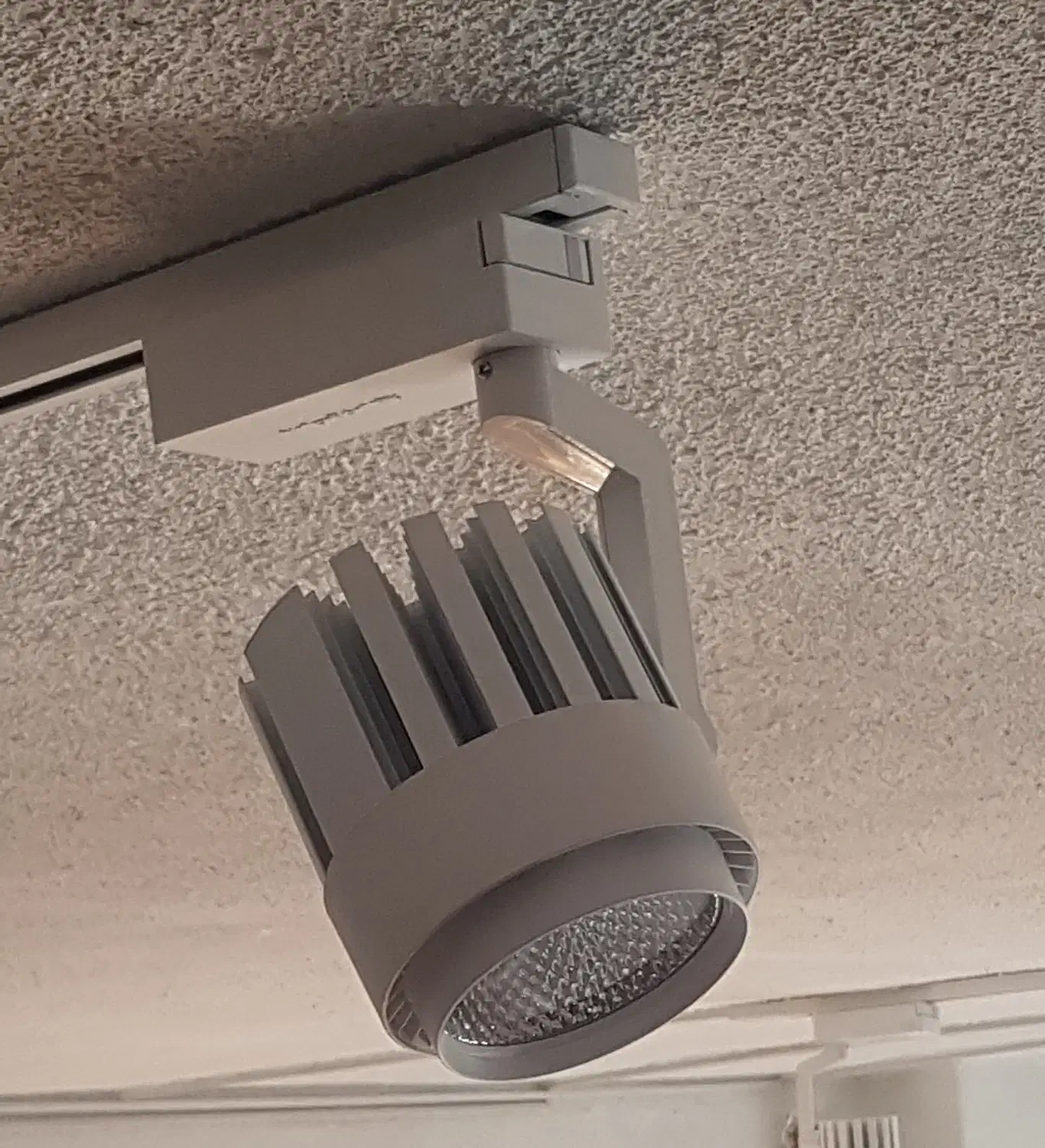 پروژکتور ریلی ۵۰ وات  آفتابی|لامپ و چراغ|اصفهان, نقش جهان|دیوار