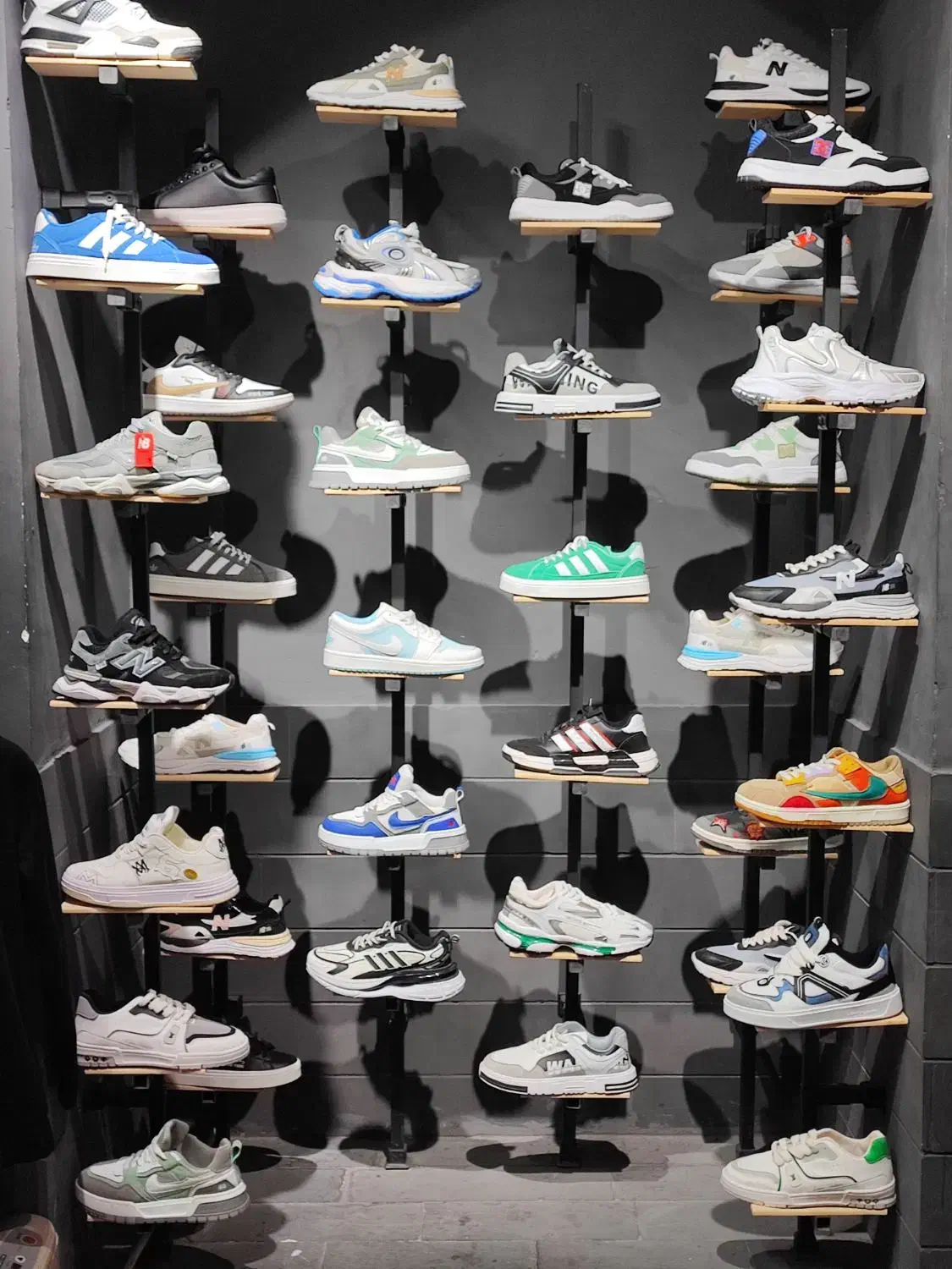 فروش ب قیمت خرید انواع کفش اسپرت و پوشاک|کیف، کفش، کمربند|بیرجند, |دیوار