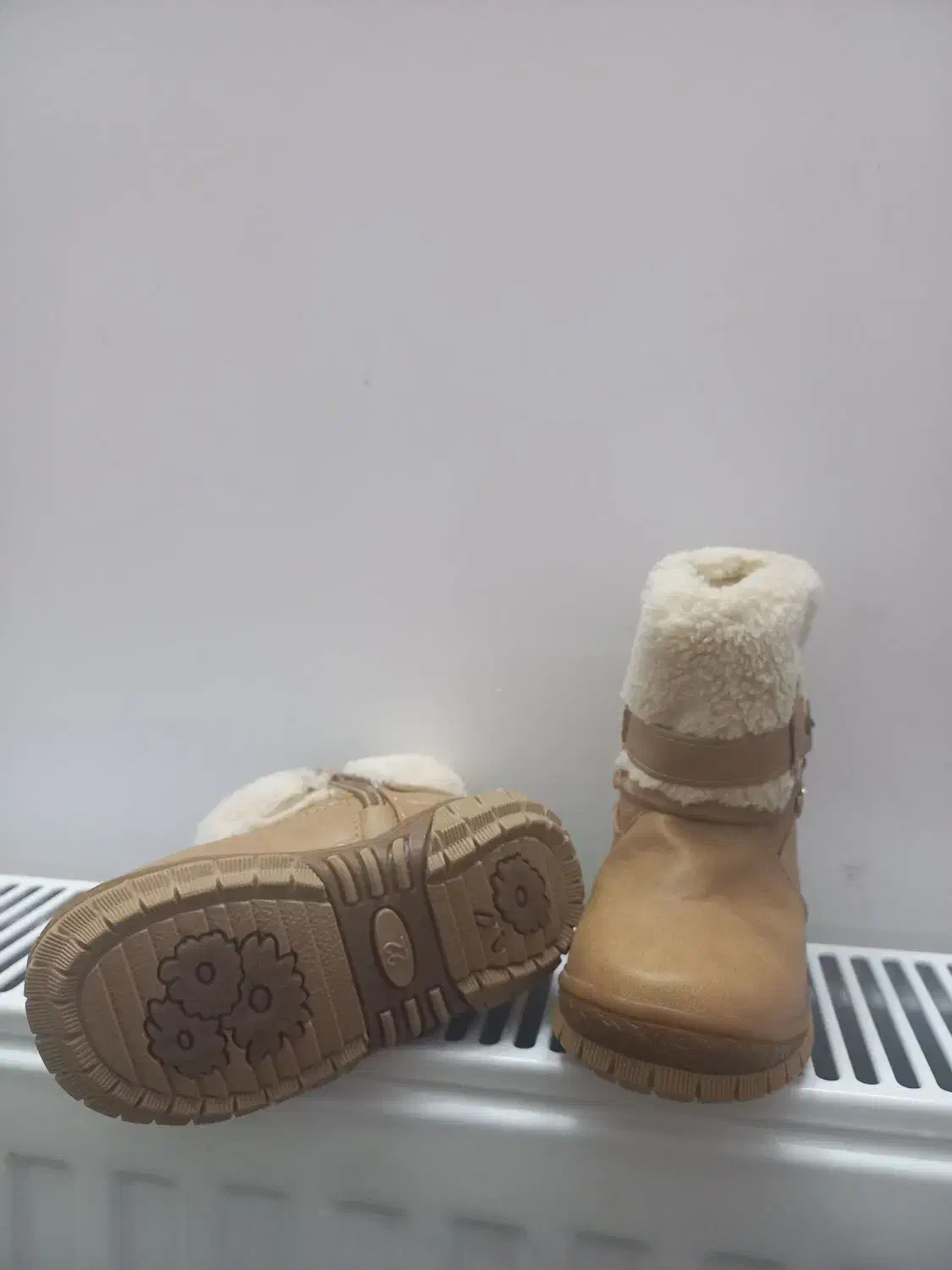 کفش و چکمه دخترونه|کفش و لباس بچه|کاشان, درب اصفهان|دیوار