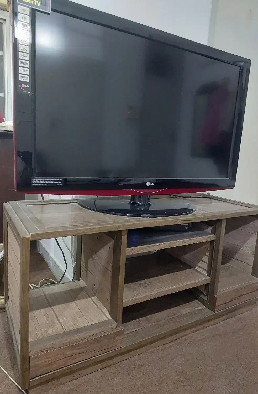 تلویزیون ال جی 42 اینچ با میز تی وی|تلویزیون و پروژکتور|رشت, لاکانی|دیوار