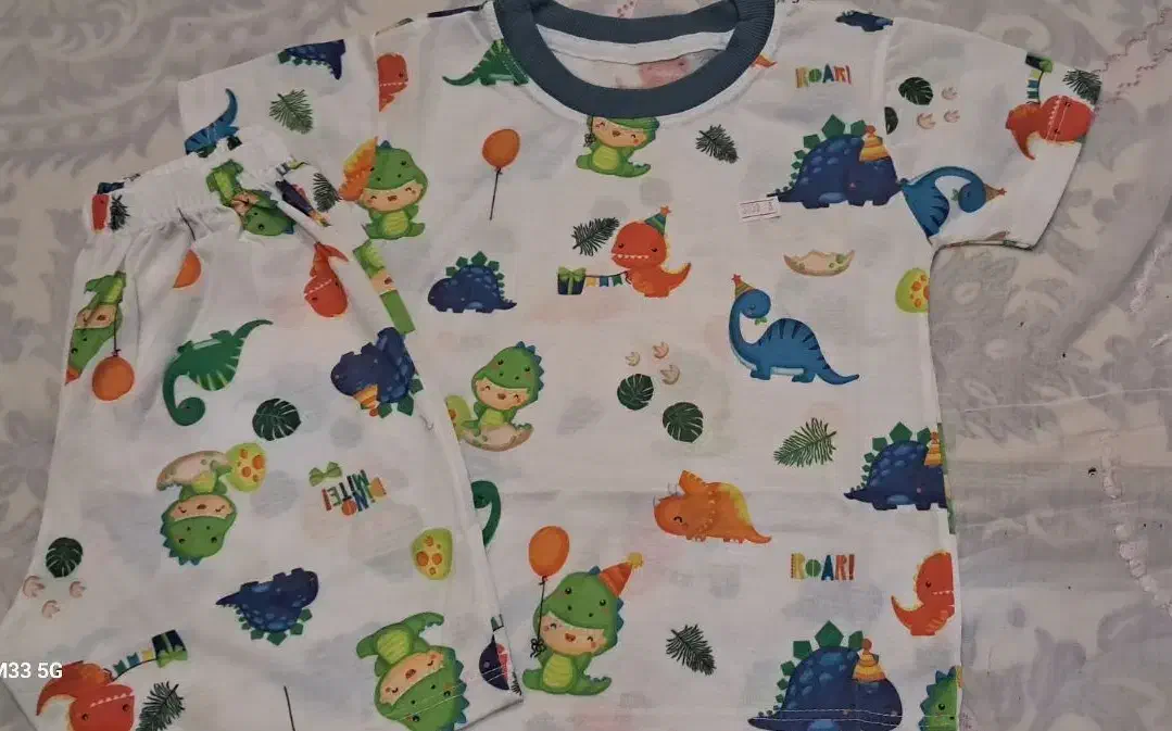 لباس بچگانه|کفش و لباس بچه|بومهن, |دیوار