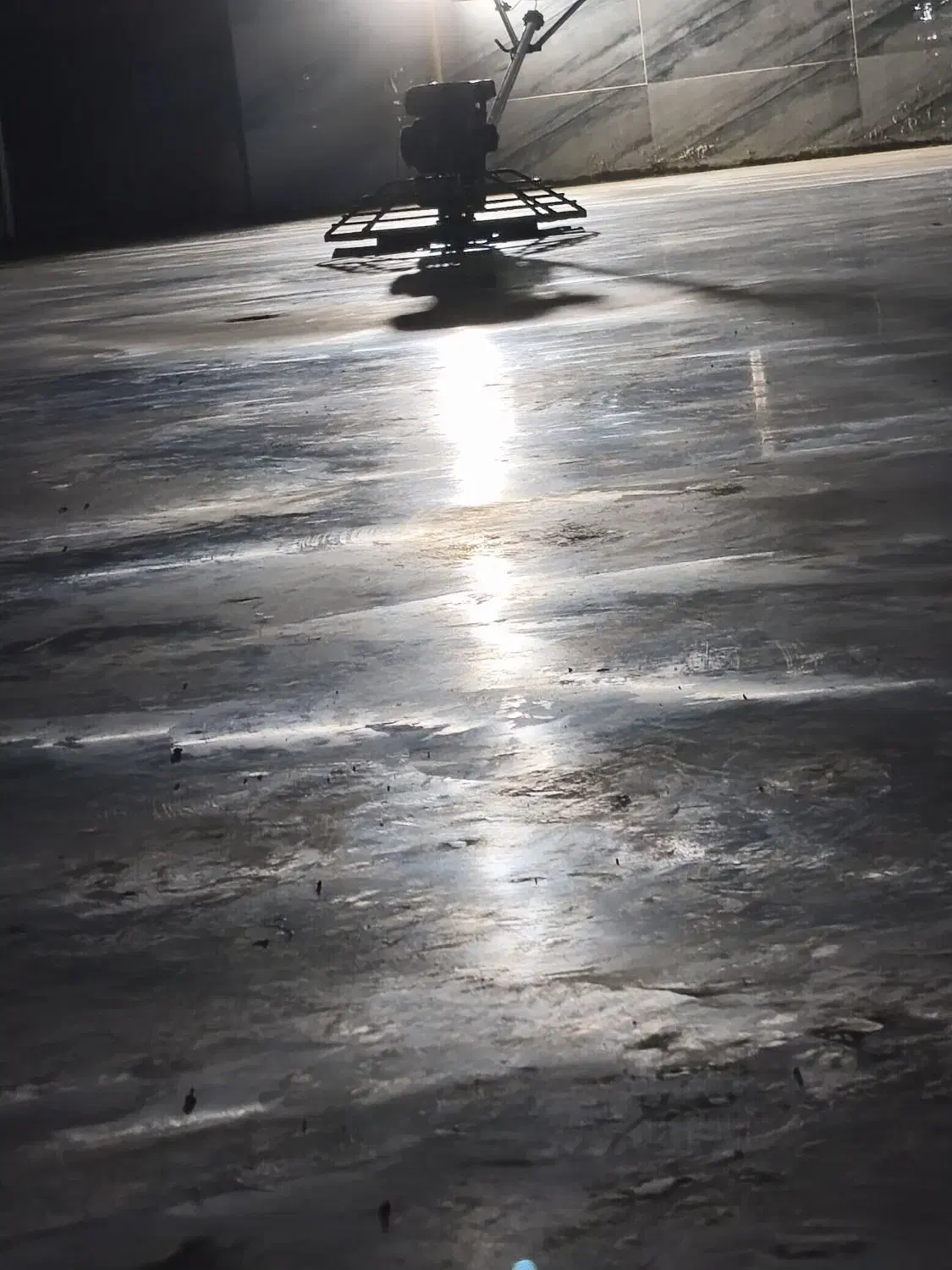 بتن ریزی کف با ماله پروانه|خدمات پیشه و مهارت|هشتگرد, فاز ۱ مهستان|دیوار