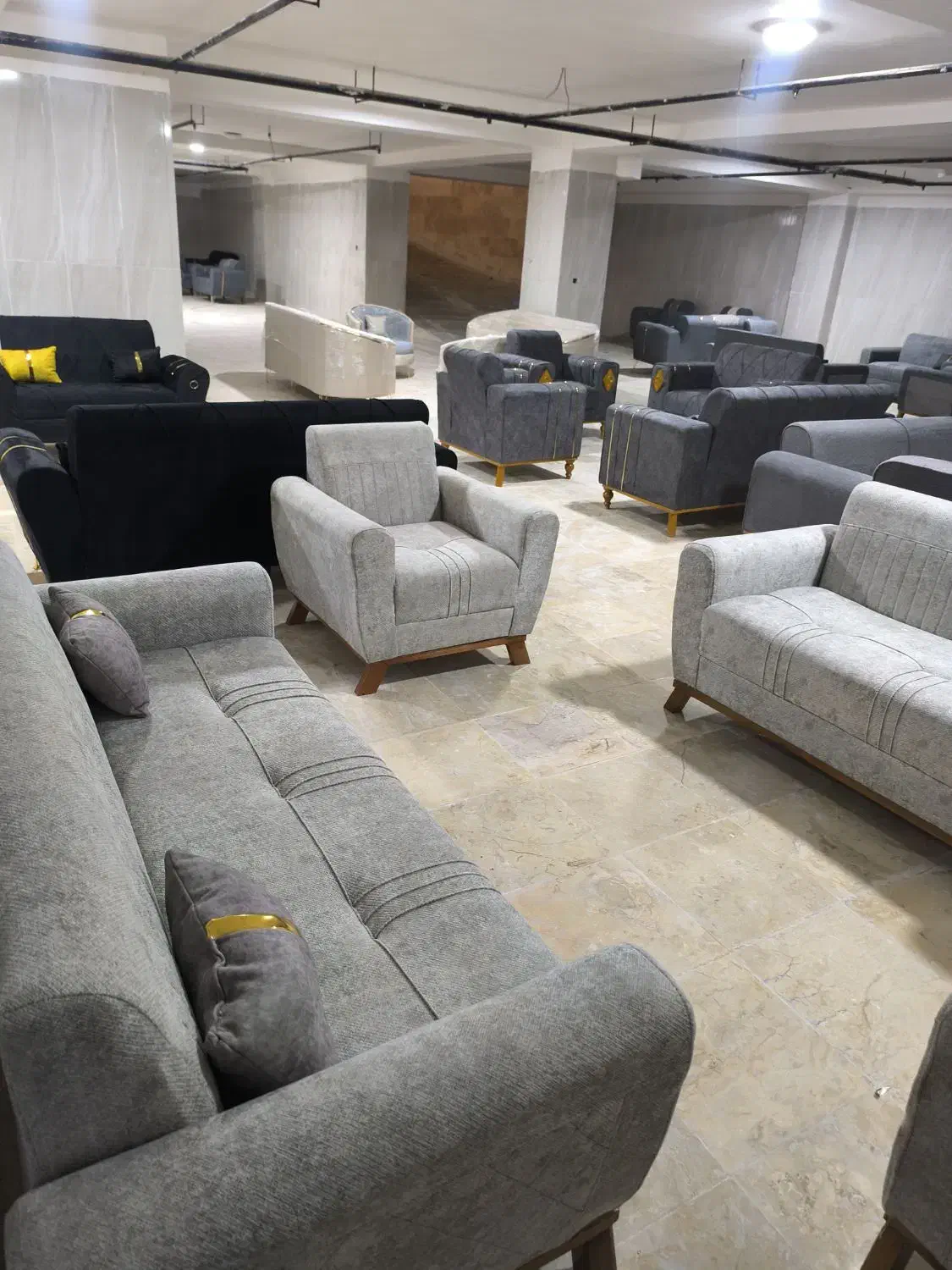 فروش ویژه مبل راحتی همراه با میز جلو مبلی هدیه|مبلمان خانگی و میز عسلی|چابهار, |دیوار