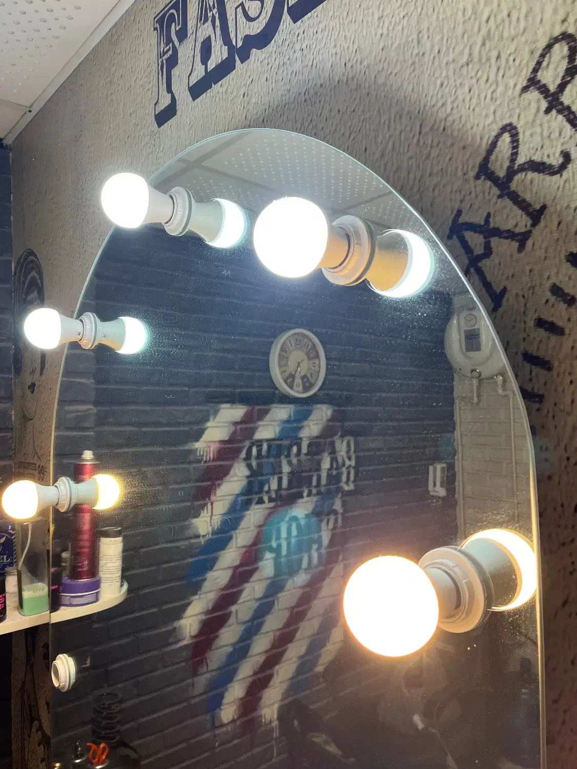 آیینه لامپ دار آرایشگاه|آرایشگاه و سالنهای زیبایی|اندیشه, اندیشه فاز ۱|دیوار