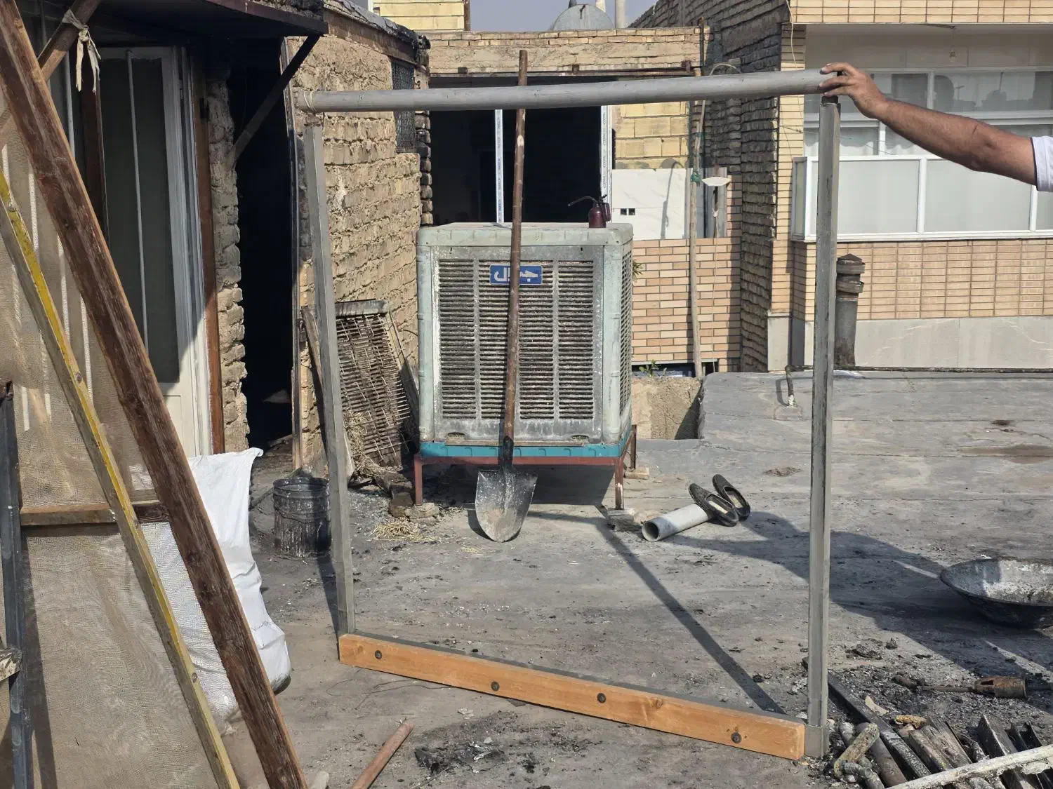 دار قالی ۱۰ تایی نو|ابزارآلات|اصفهان, باغ فدک|دیوار