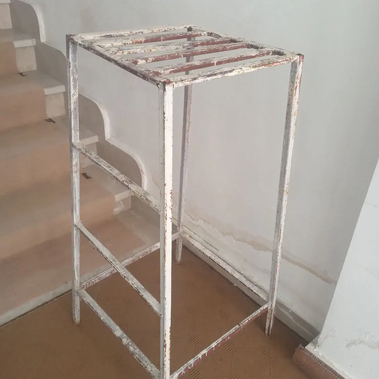 چهار پایه اهنی سالم فقط رنگ میخواد بدون پوسیدگی|صندلی و نیمکت|آستارا, |دیوار