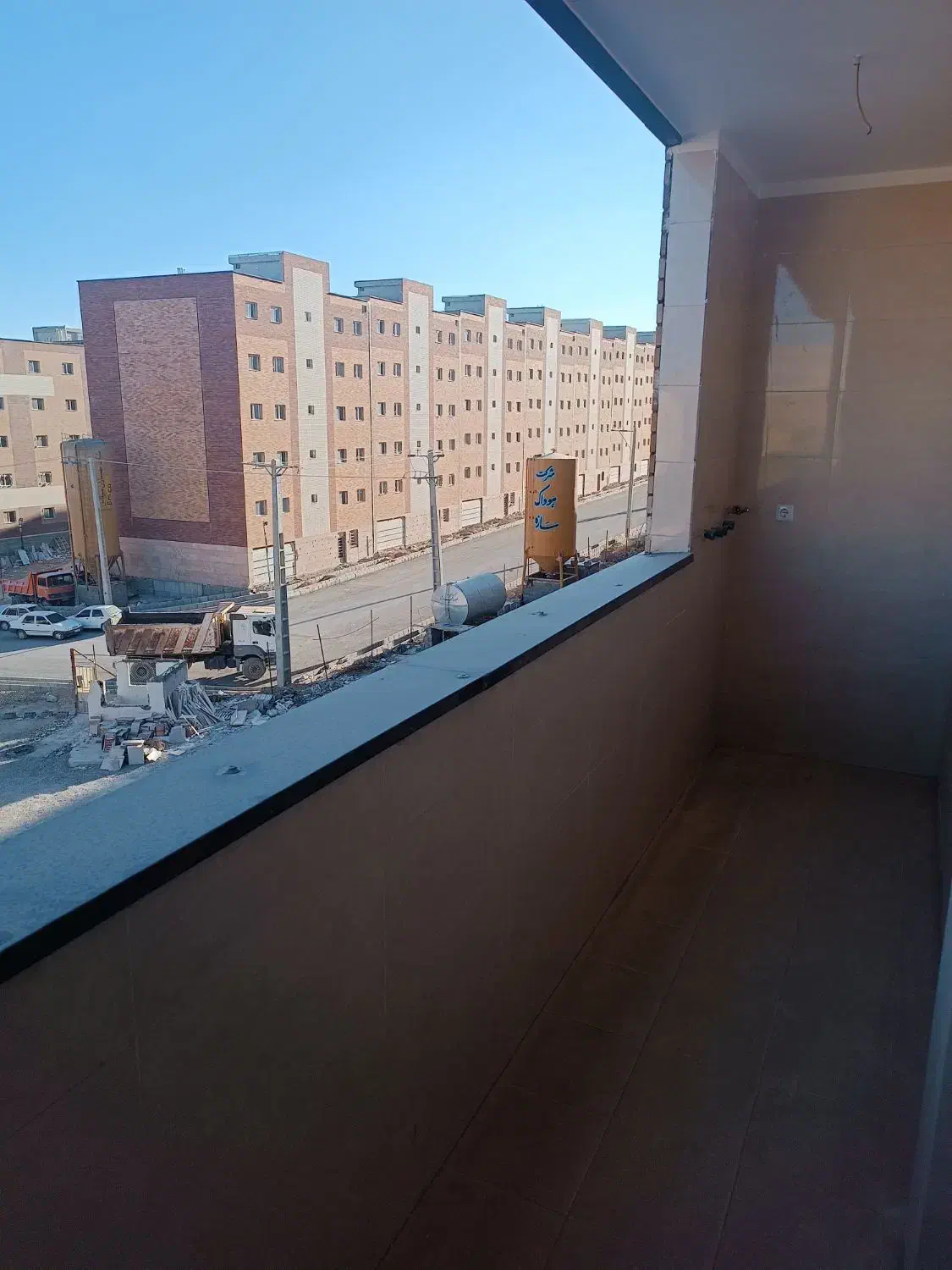 آپارتمانی با تراس بزرگ غرق نور|فروش آپارتمان|شهرکرد, |دیوار