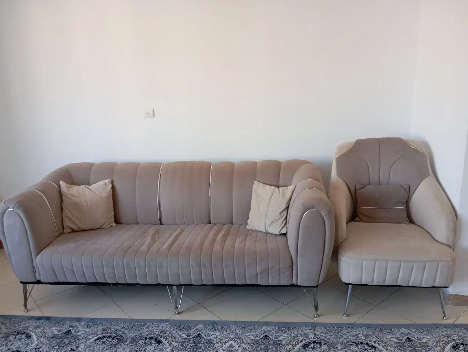 مبل هفت نفره راحتی|مبلمان خانگی و میز عسلی|پرند, فاز ۳|دیوار