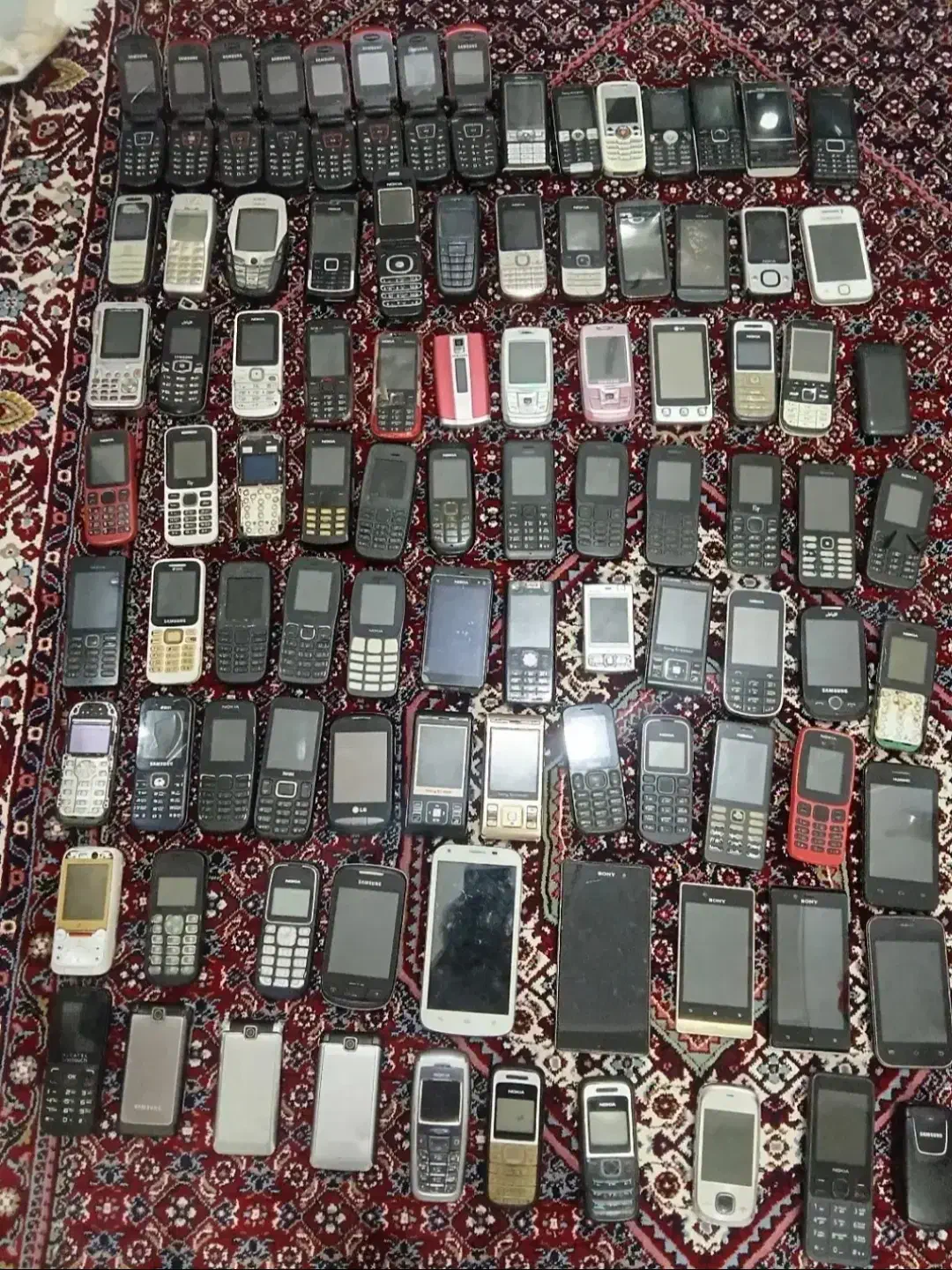 گوشی نوکیا خاموش و روشن|موبایل|میانه, |دیوار