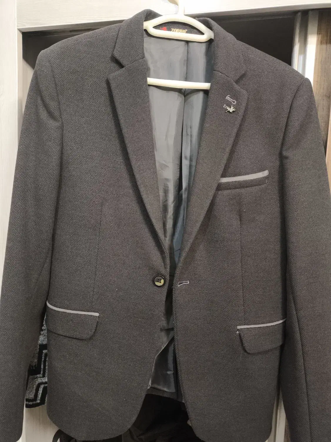 کت طوسی تیره|لباس|کرج, کوی کارمندان شمالی|دیوار