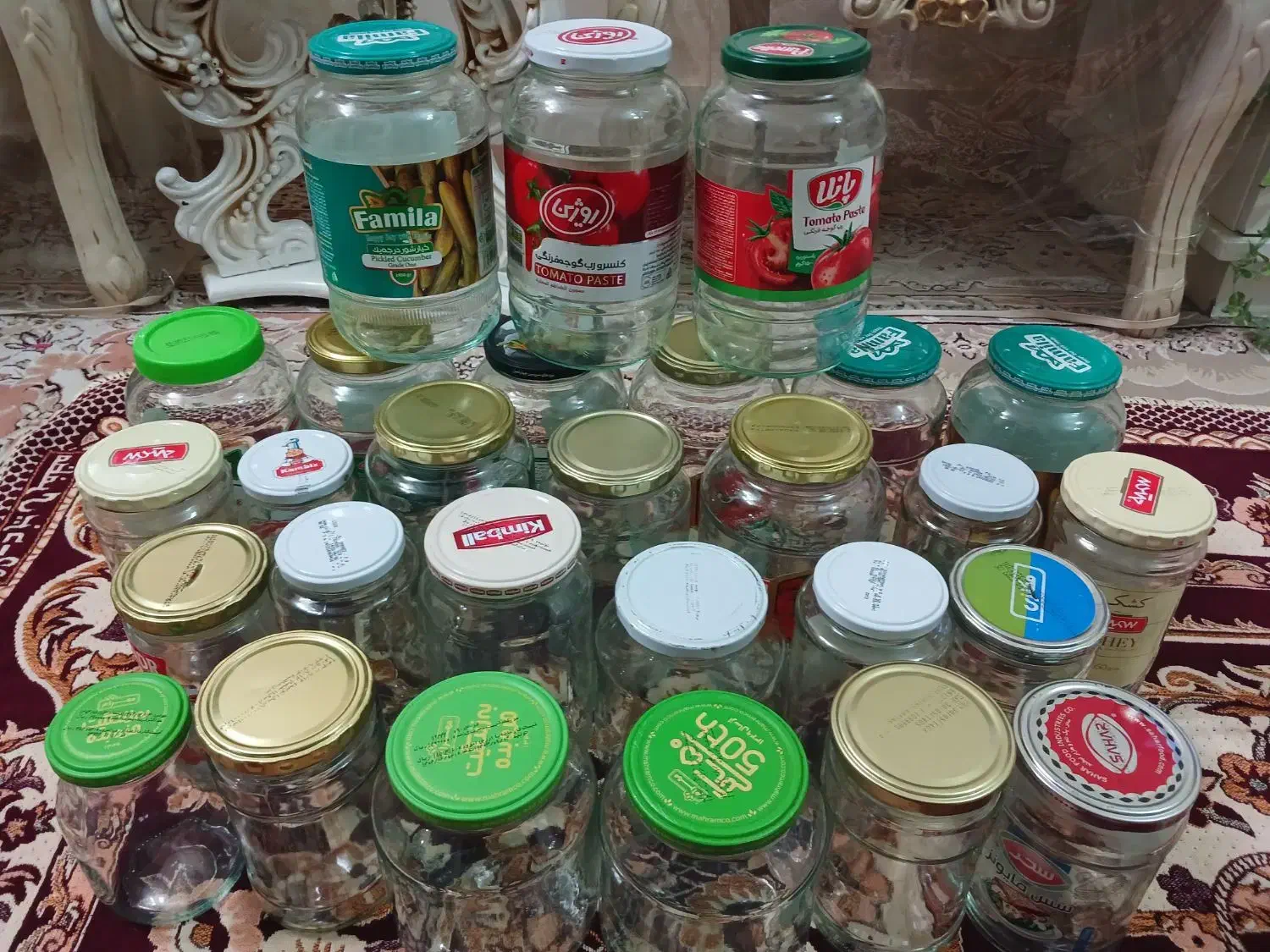 تعدادی ظروف پلاستیکی و شیشه‌ای|ظروف نگهدارنده، پلاستیکی، یک‌بارمصرف|اهواز, کمپلو جنوبی|دیوار