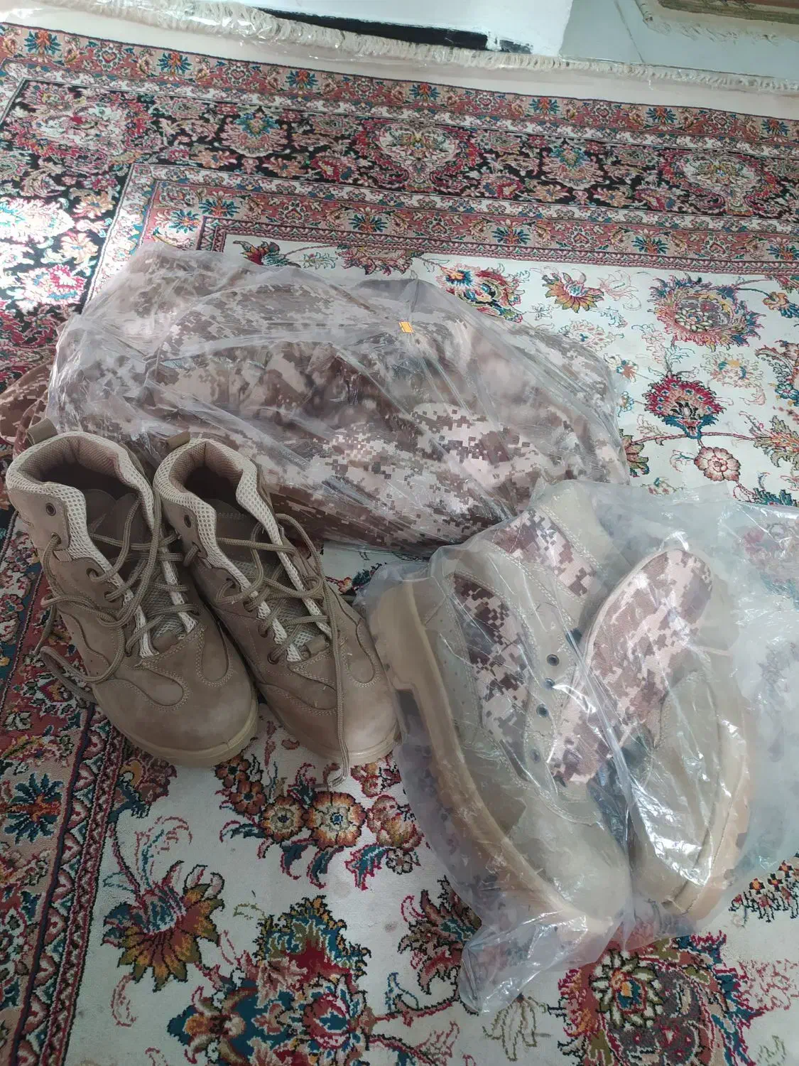 لباس سپاهی خاکی با پوتین|لباس|زابل, |دیوار