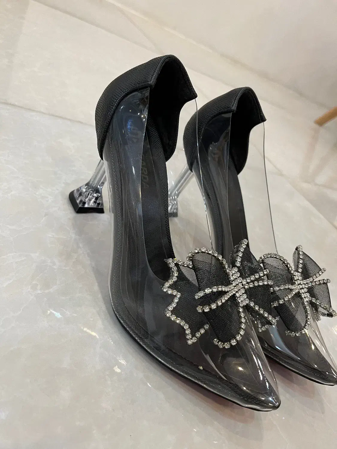 پاشنه بلند|کیف، کفش، کمربند|پرند, فاز ۲|دیوار