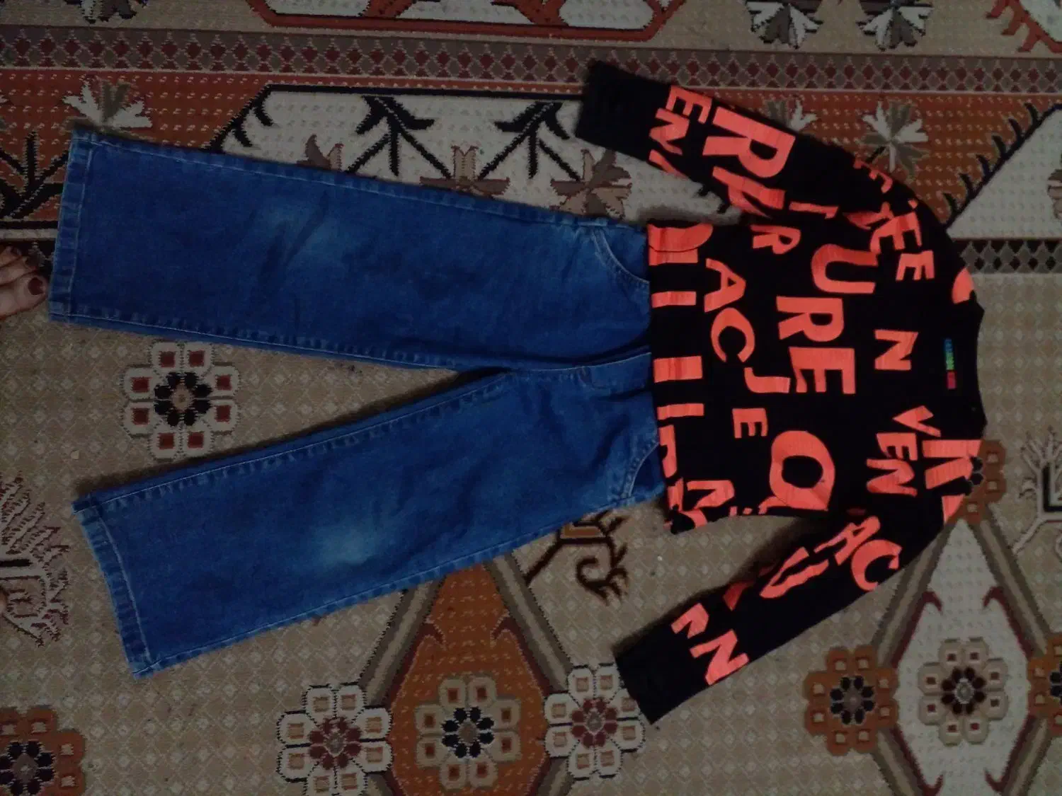 لباس بچگانه|کفش و لباس بچه|تفت, |دیوار