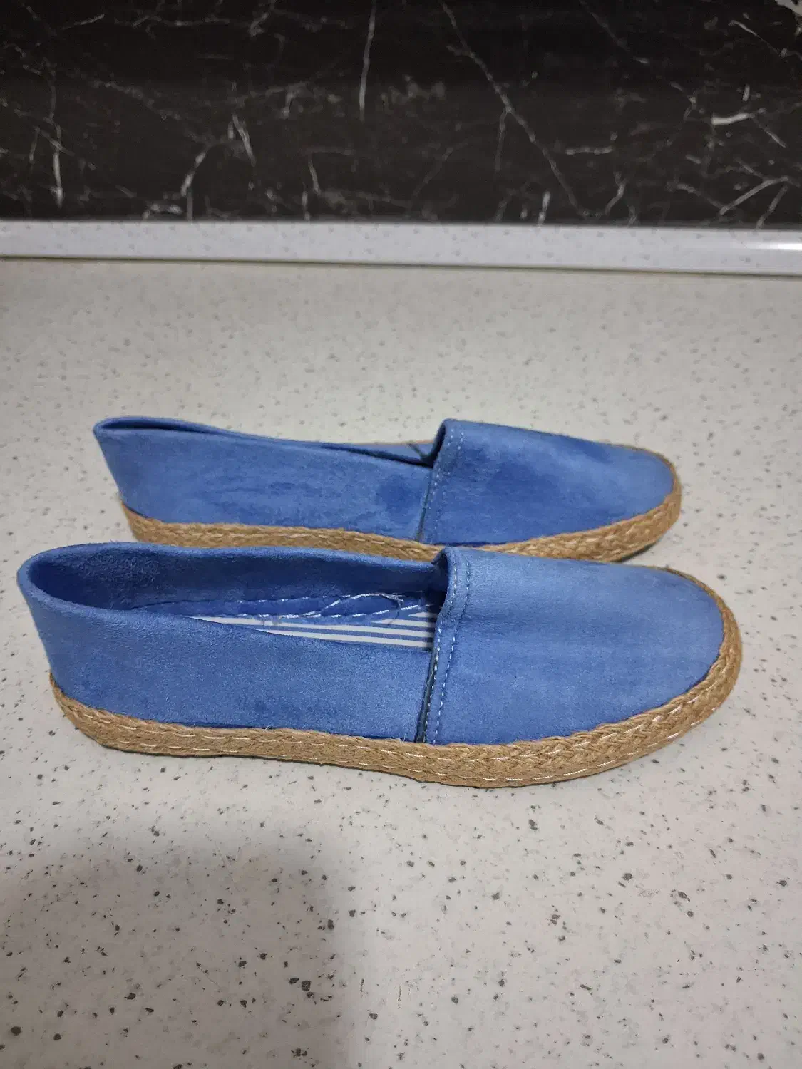 گیوه با رنگبندی جذاب|کیف، کفش، کمربند|ری, بی‌بی شهر بانو|دیوار