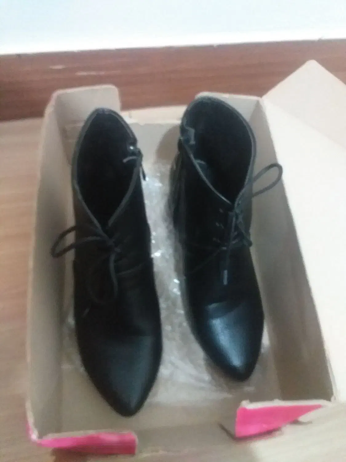 کفش|کیف، کفش، کمربند|آستانه اشرفیه, |دیوار