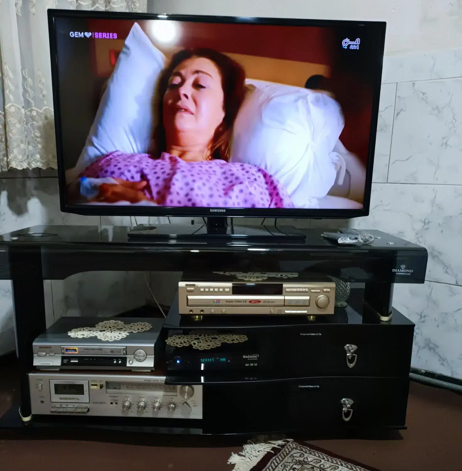 میز تلویزیون همراه با ال سی دی ۴۲ سامسونگ|تلویزیون و پروژکتور|چهاردانگه (تهران), |دیوار