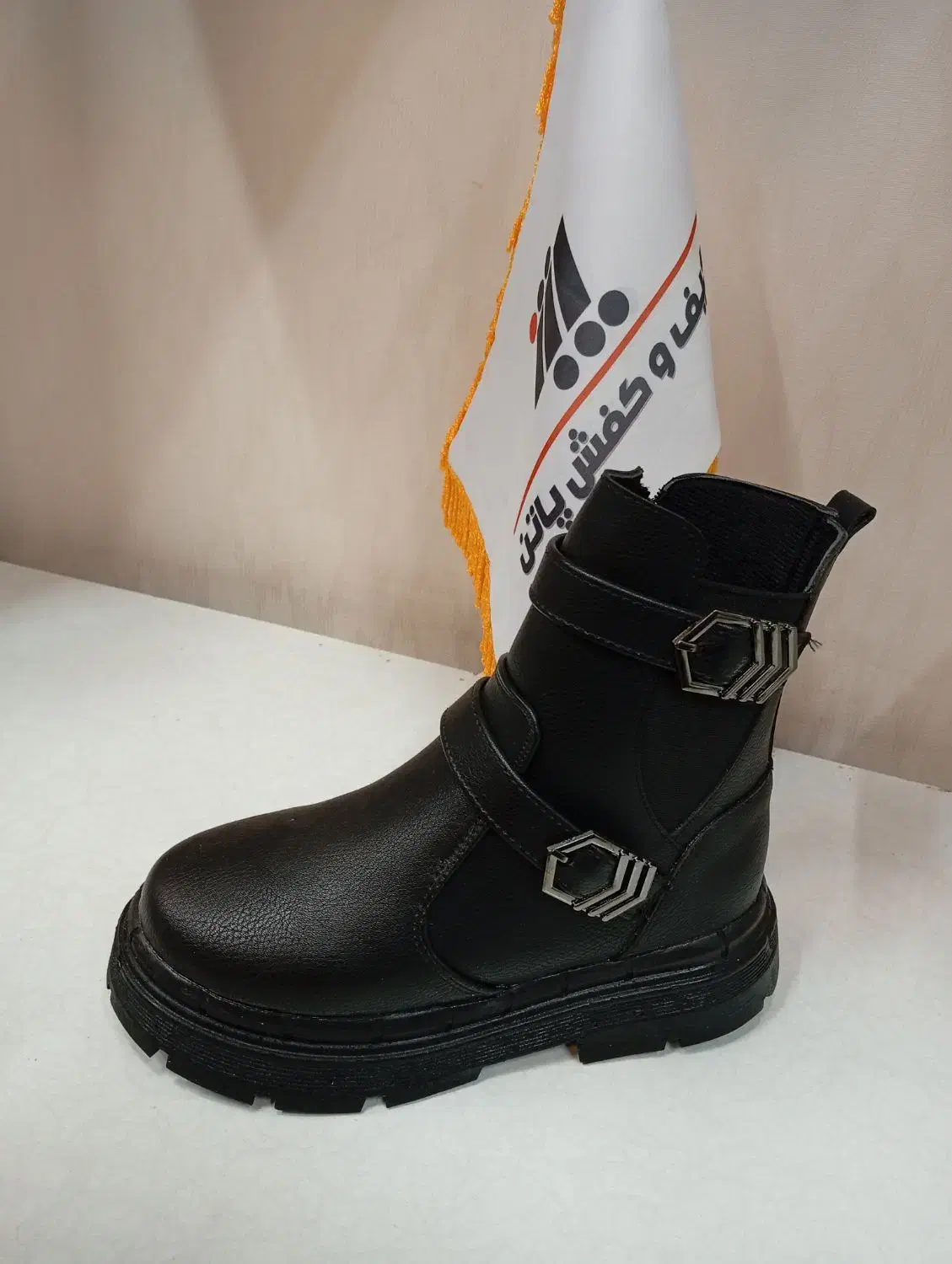 نیم بوت|کیف، کفش، کمربند|تربت‌حیدریه, کاشانی|دیوار