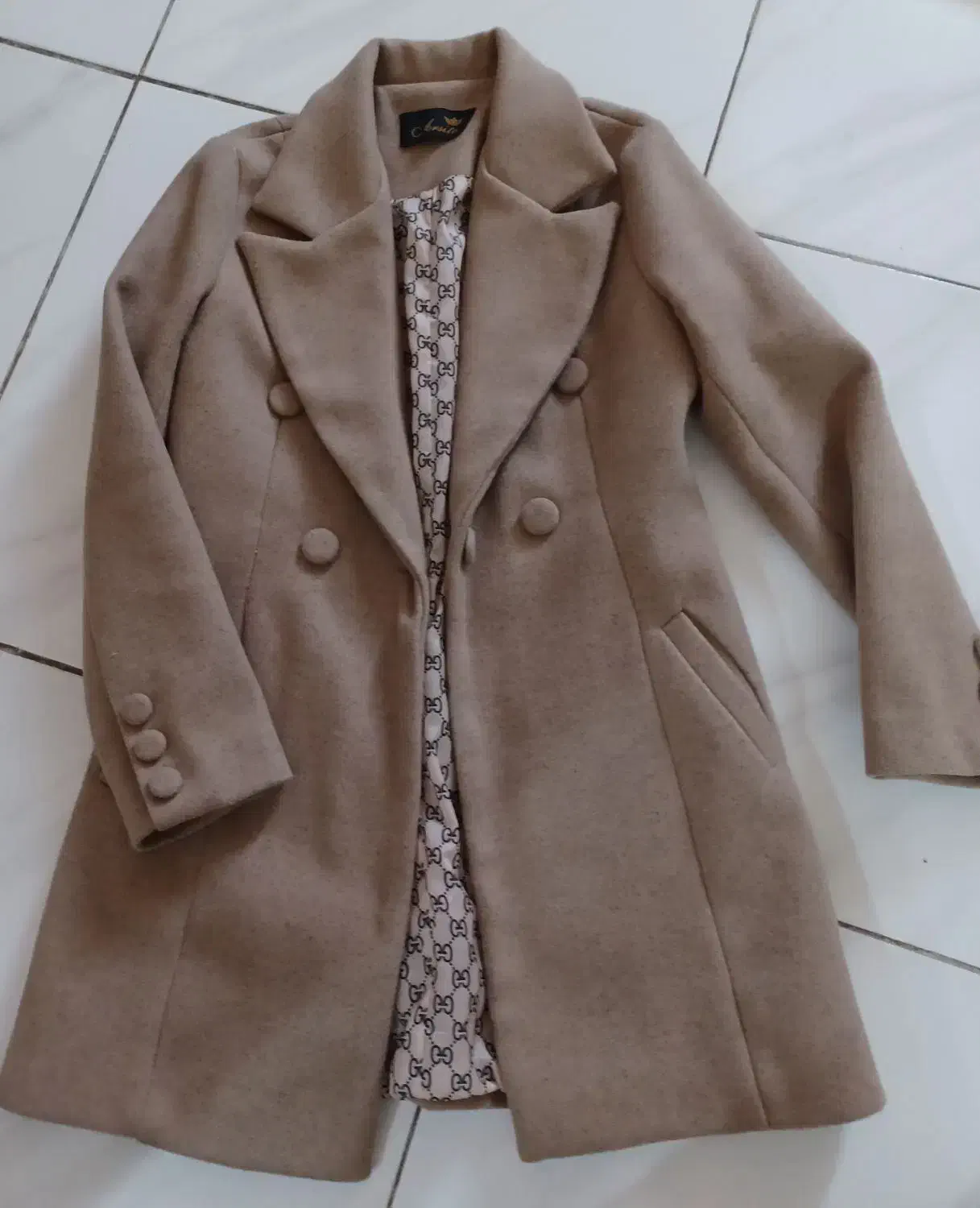 پالتو|لباس|ری, شهرک نظامی|دیوار