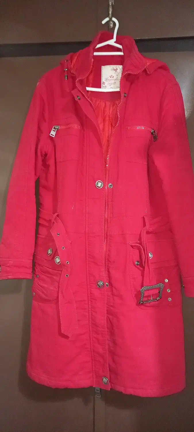 کاپشن قرمز|لباس|ساری, |دیوار