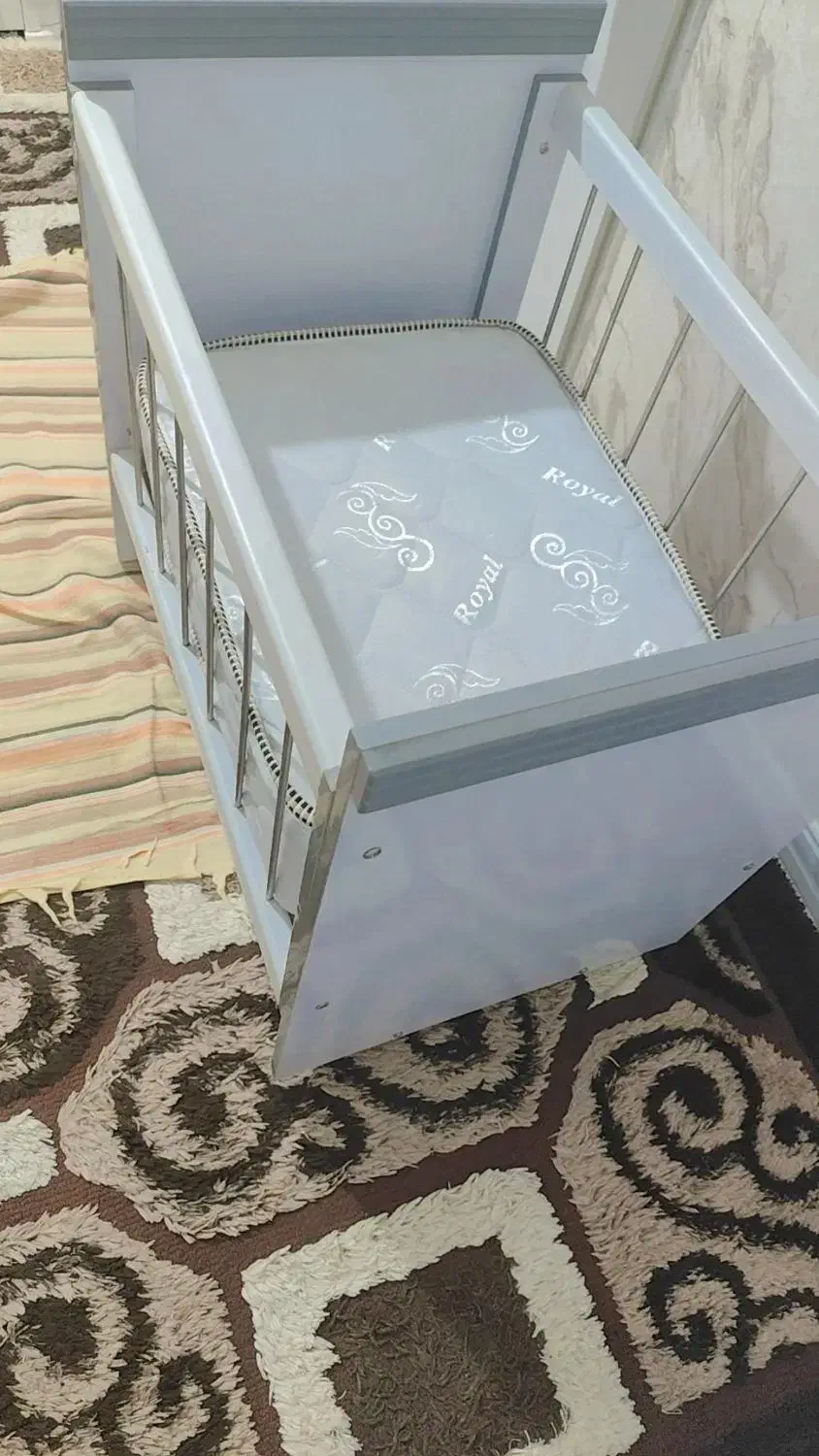 گهواره وتخت کنار مادر نو به همراه تشک نو|تخت و صندلی بچه|کرمانشاه, |دیوار