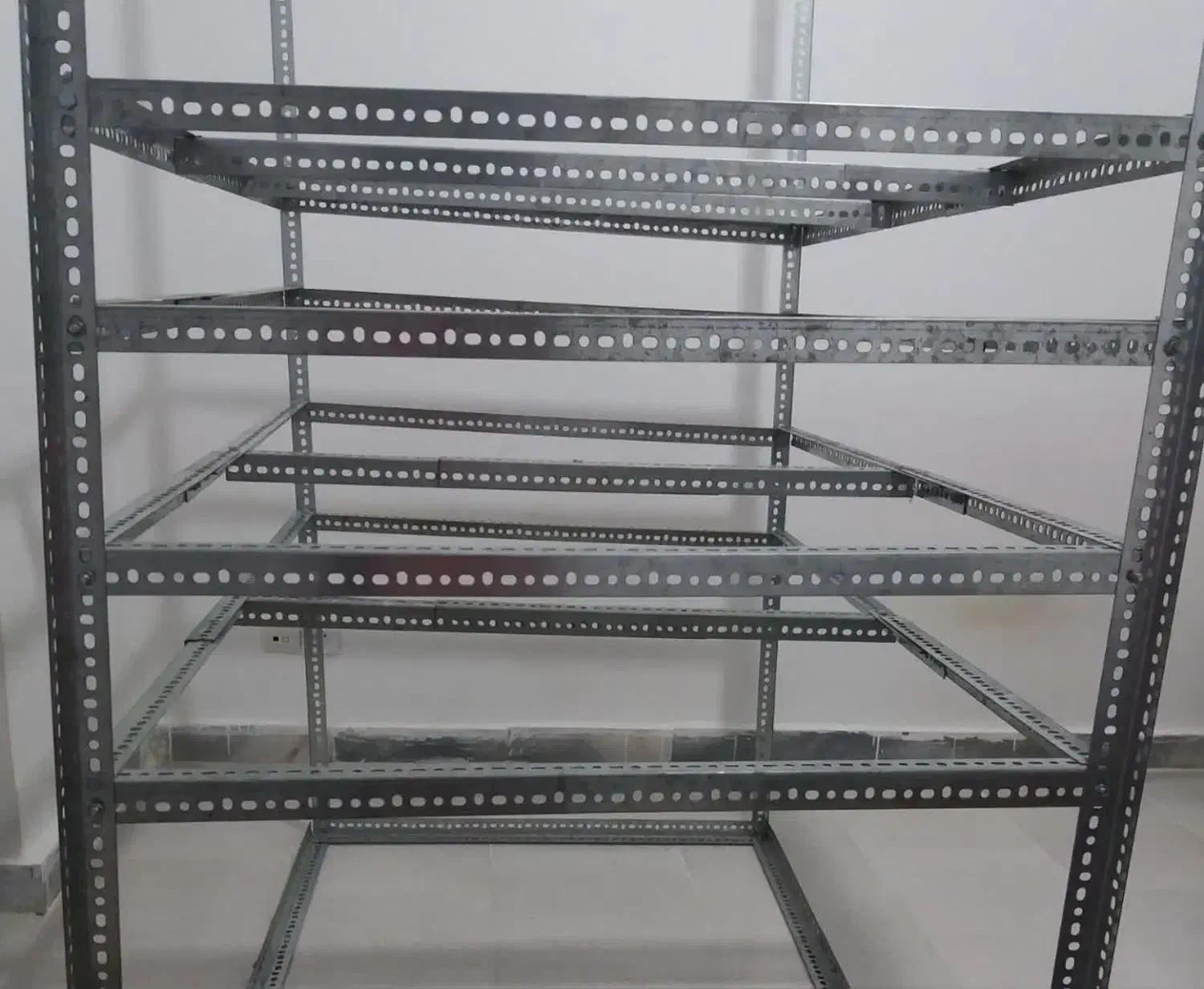 نبشی پیچ و مهره‌ ای  نبشی قفسه بندی گالوانیزه|کتابخانه، شلف، قفسه‌های دیواری|بهارستان, |دیوار