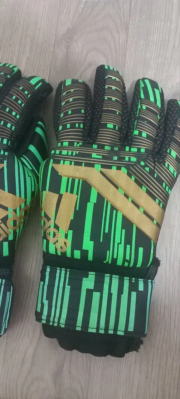 دستکش دروازه بانی|لباس|هشتگرد, هشتگرد قدیم|دیوار