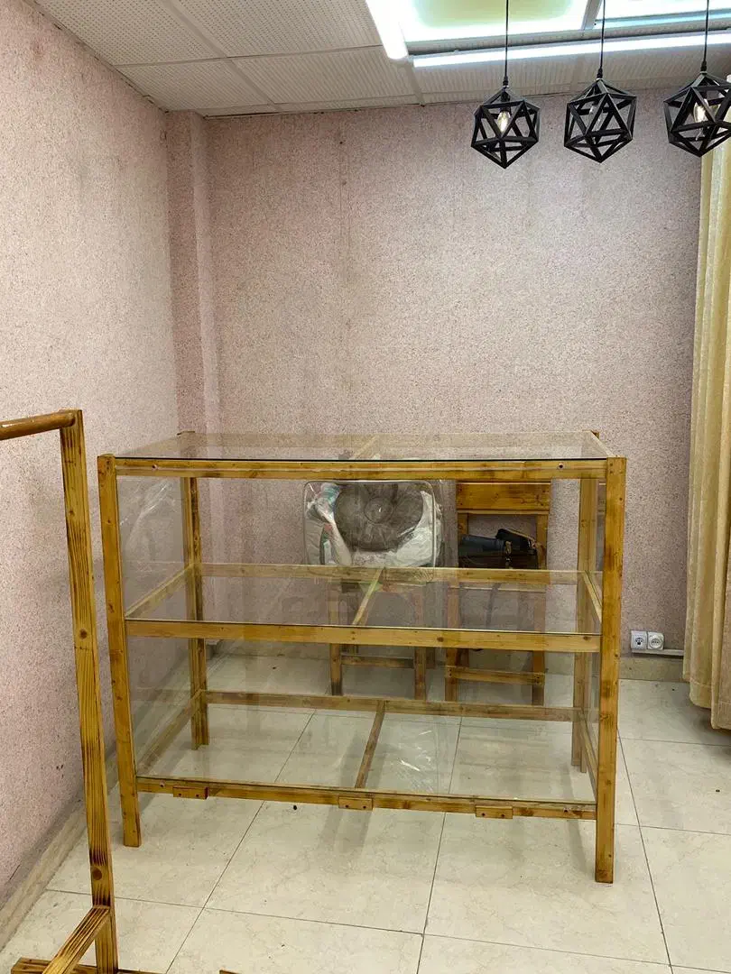 چند عدد وسایل مغازه به فروش میرسد|لباس|رودسر, |دیوار