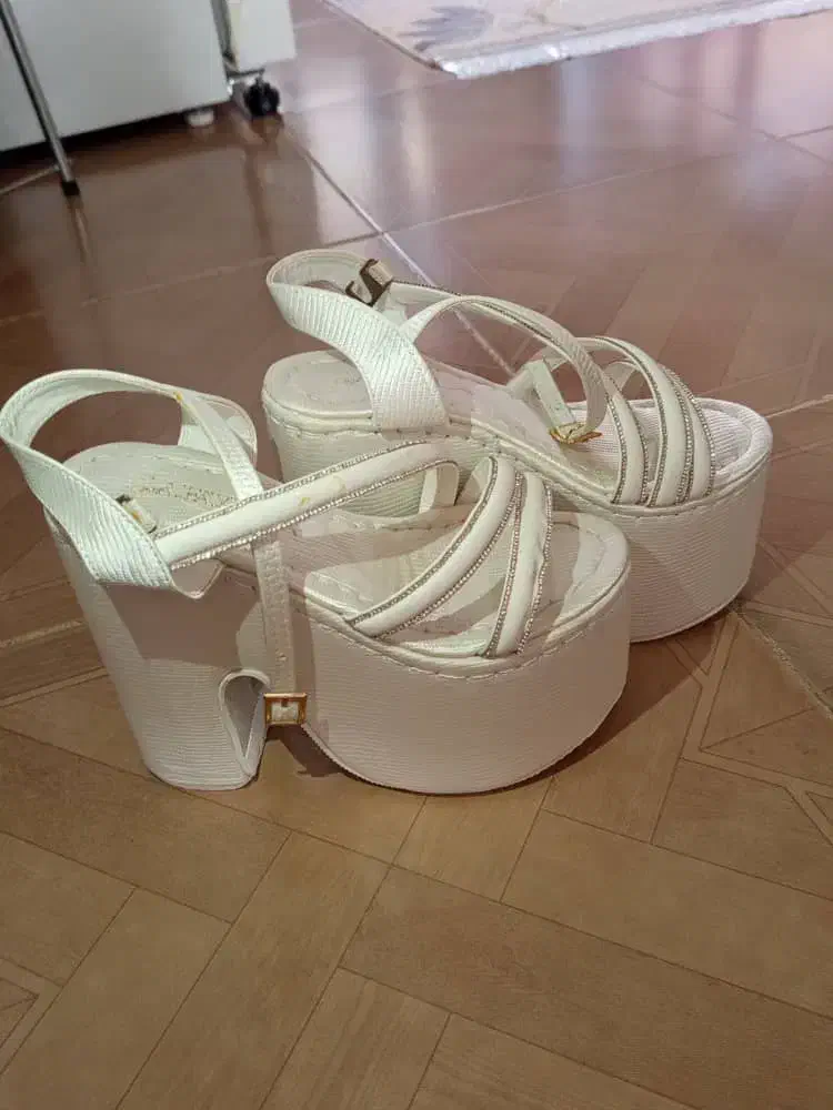 کفش|کیف، کفش، کمربند|سرشیو, |دیوار