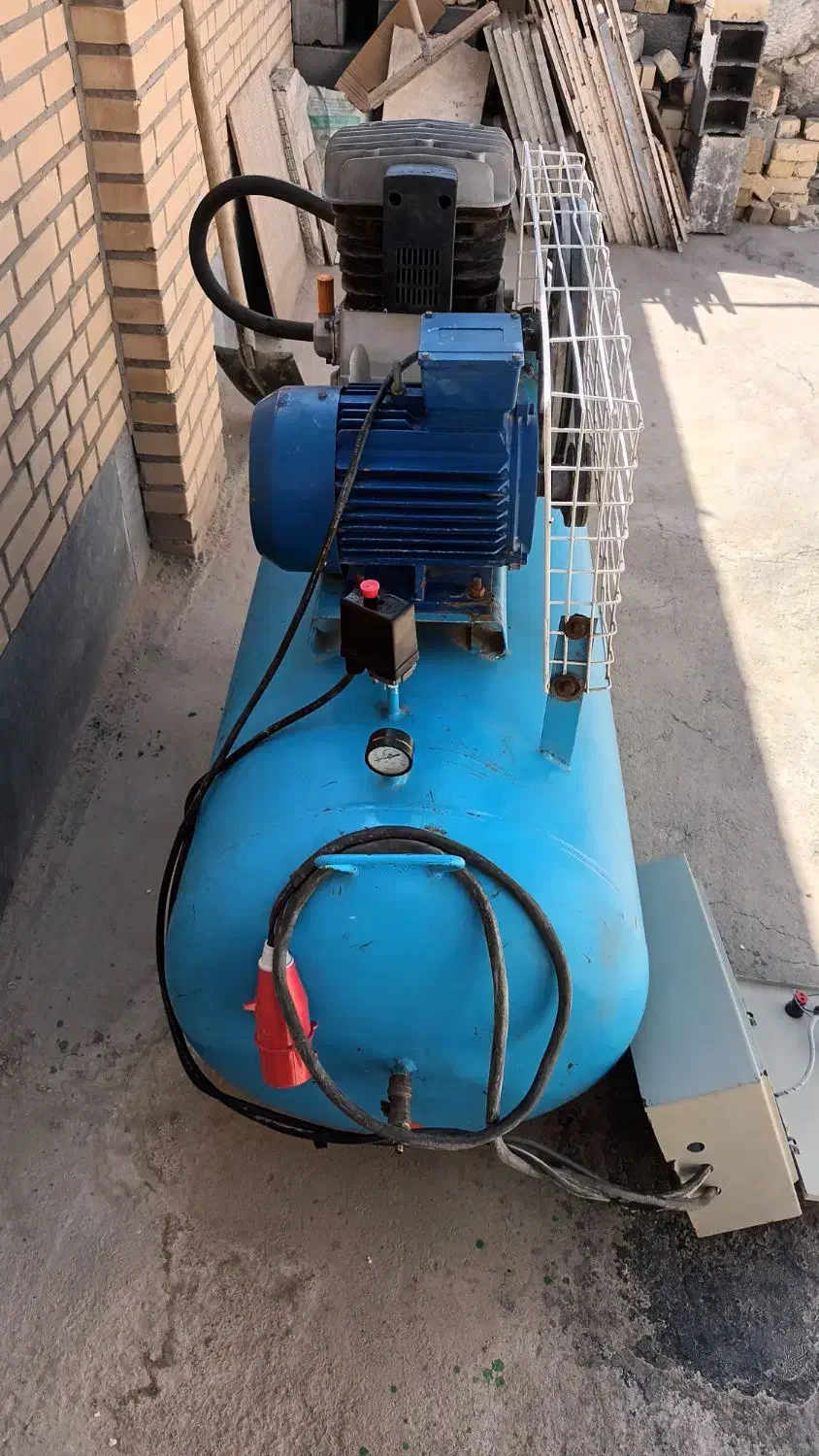 پمپ باد|ابزارآلات|اصفهان, خواجه عمید|دیوار