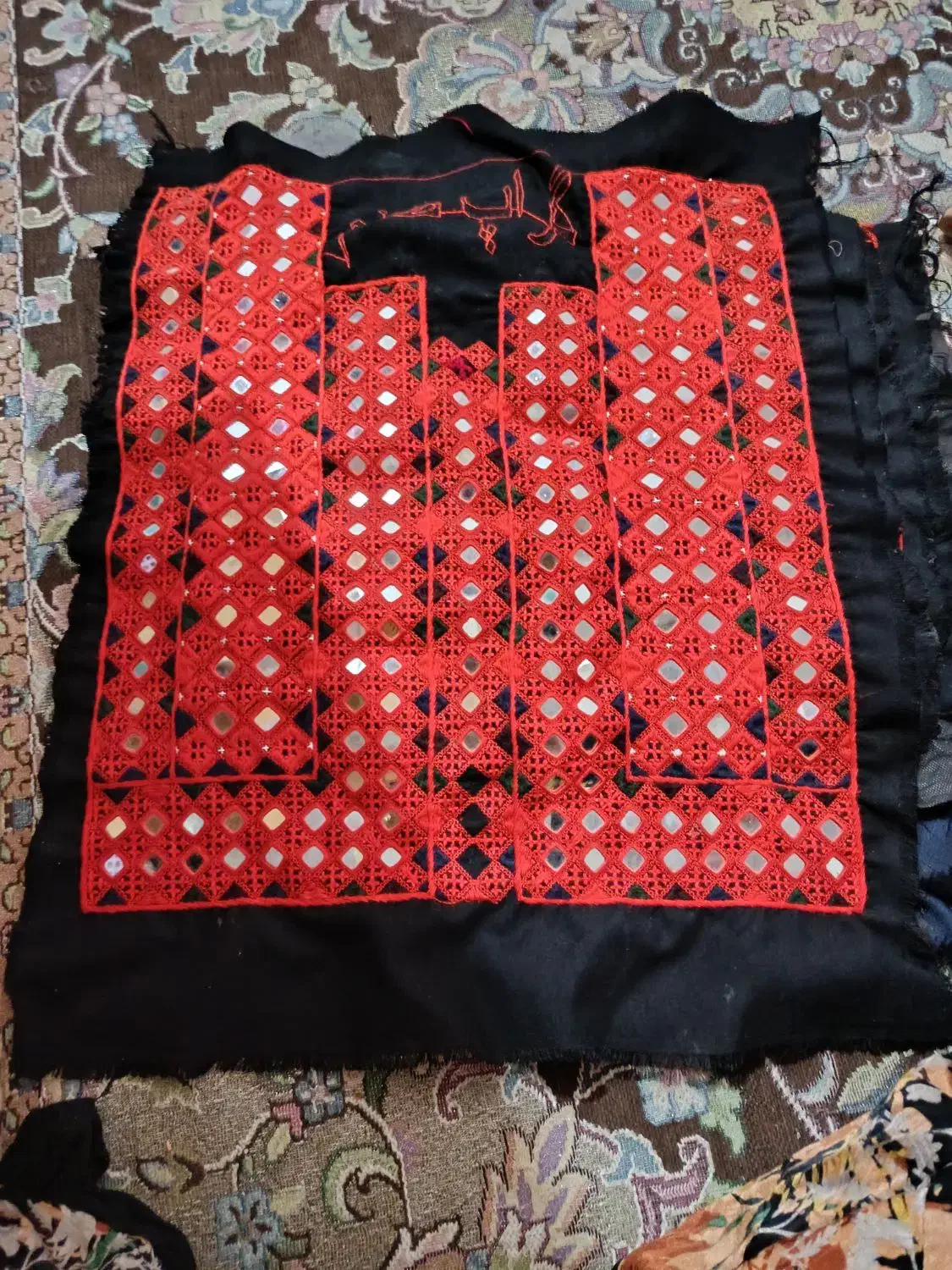 زی استین|لباس|بهاباد, |دیوار