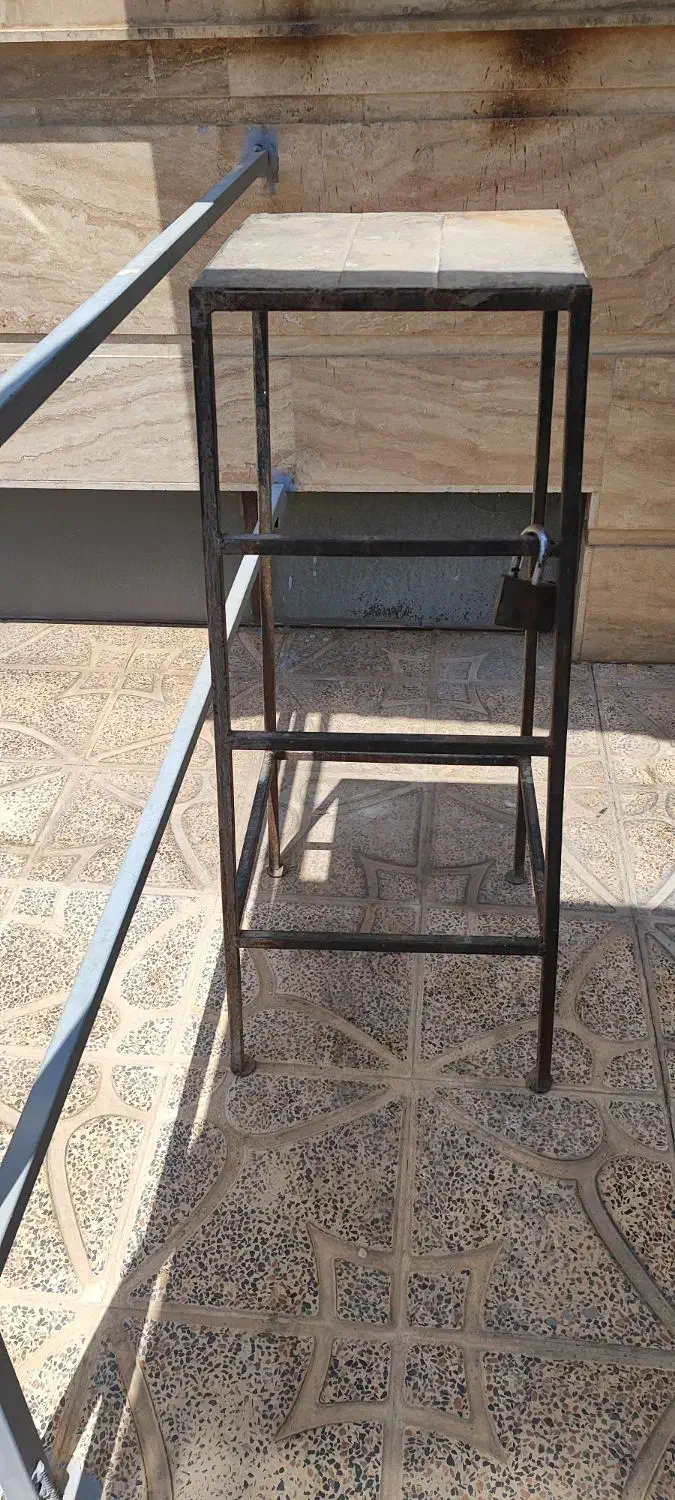 چهارپایه آهنی|صندلی و نیمکت|بروجرد, |دیوار