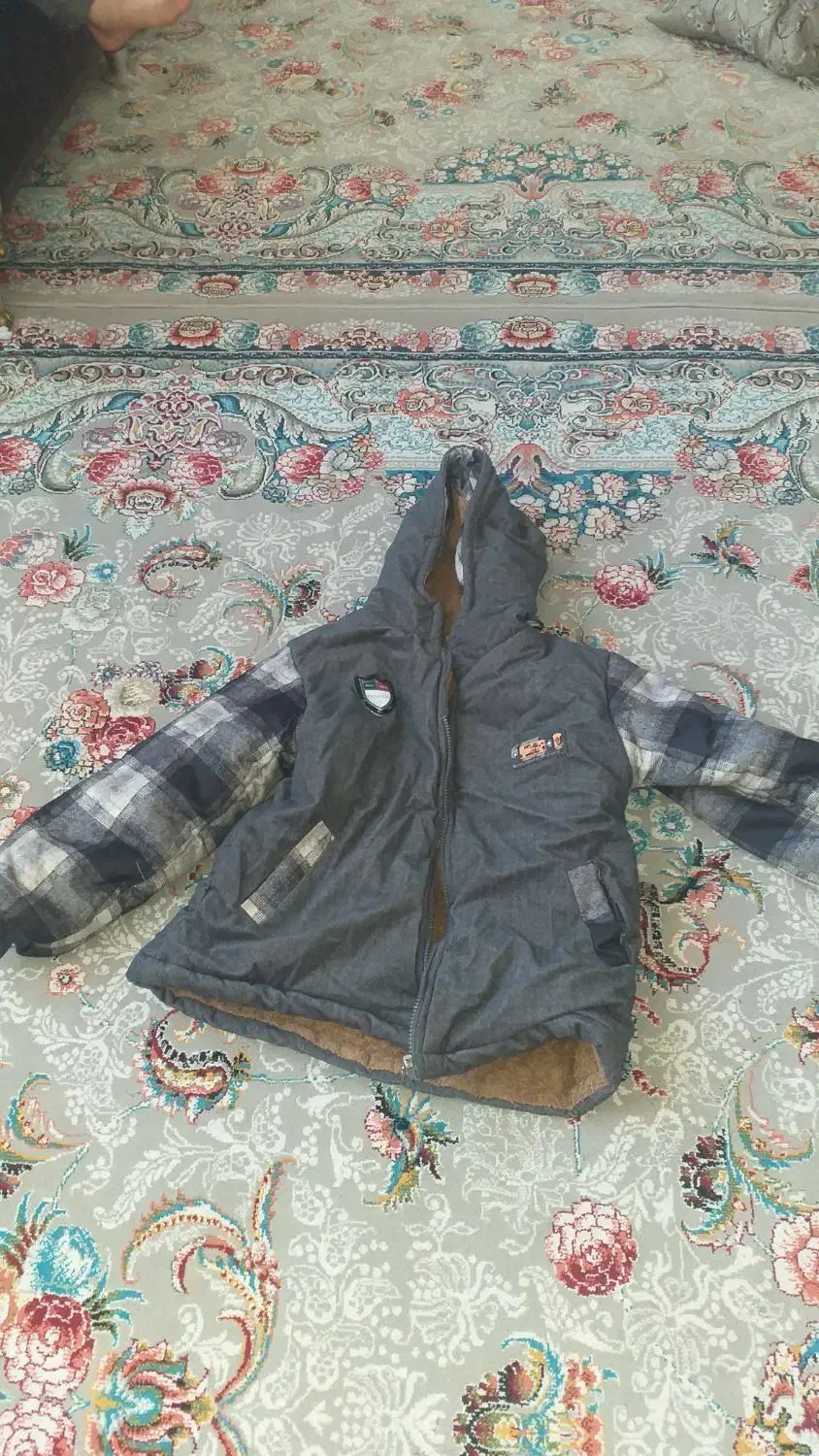 پالتو|لباس|ثلاث باباجانی, |دیوار