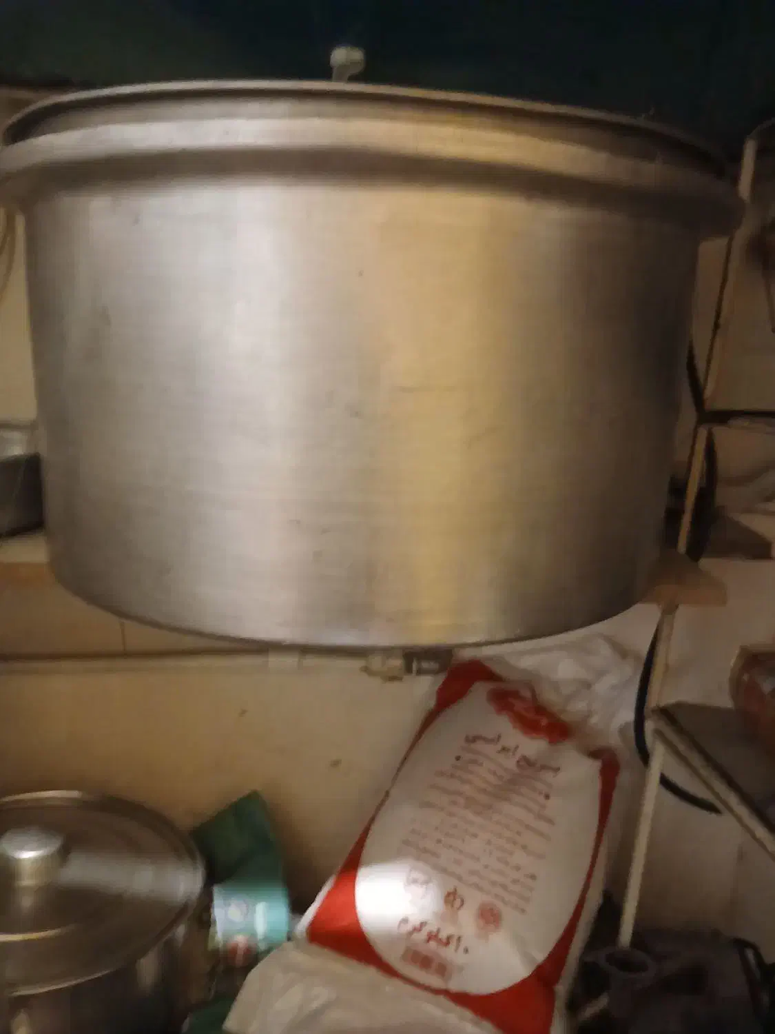 قابلمه روهی بزرک وابکردان درحدنو|ظروف پخت‌وپز|گلبهار, شهر جدید گلبهار|دیوار