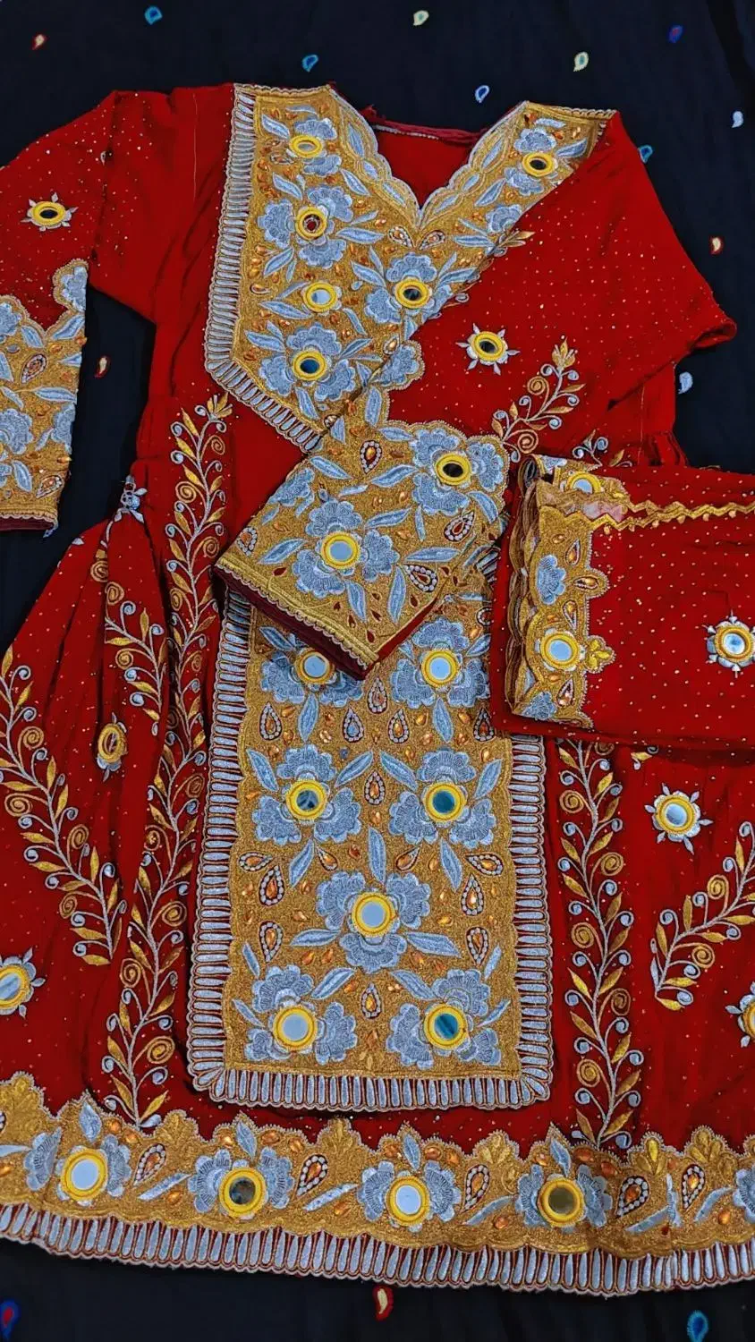 لباس مجلسی|لباس|جالق, |دیوار