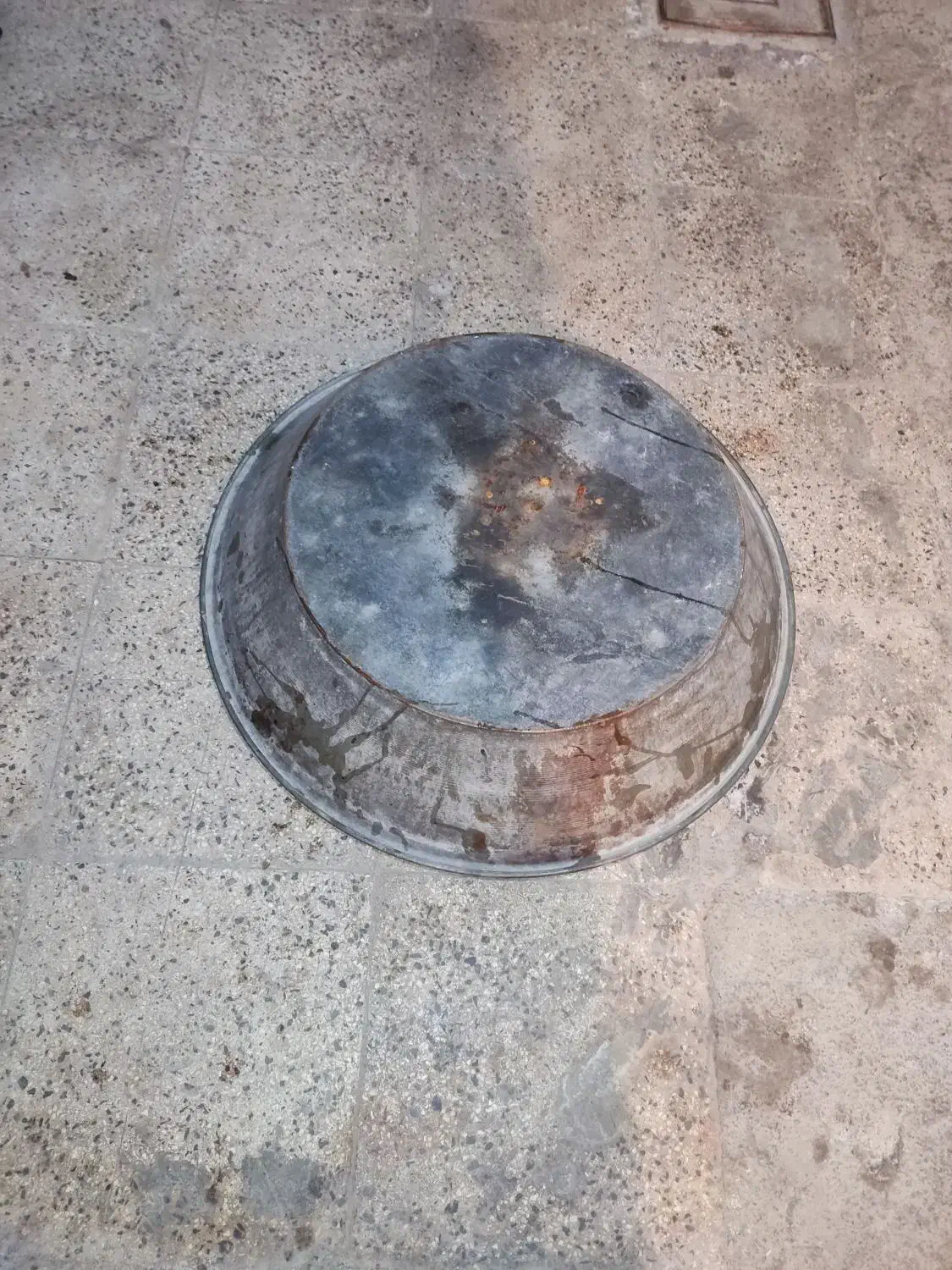 تعدادی     دبه  نو نو و یک عدد طشت قدیمی|ظروف نگهدارنده، پلاستیکی، یکبارمصرف|اردبیل, |دیوار